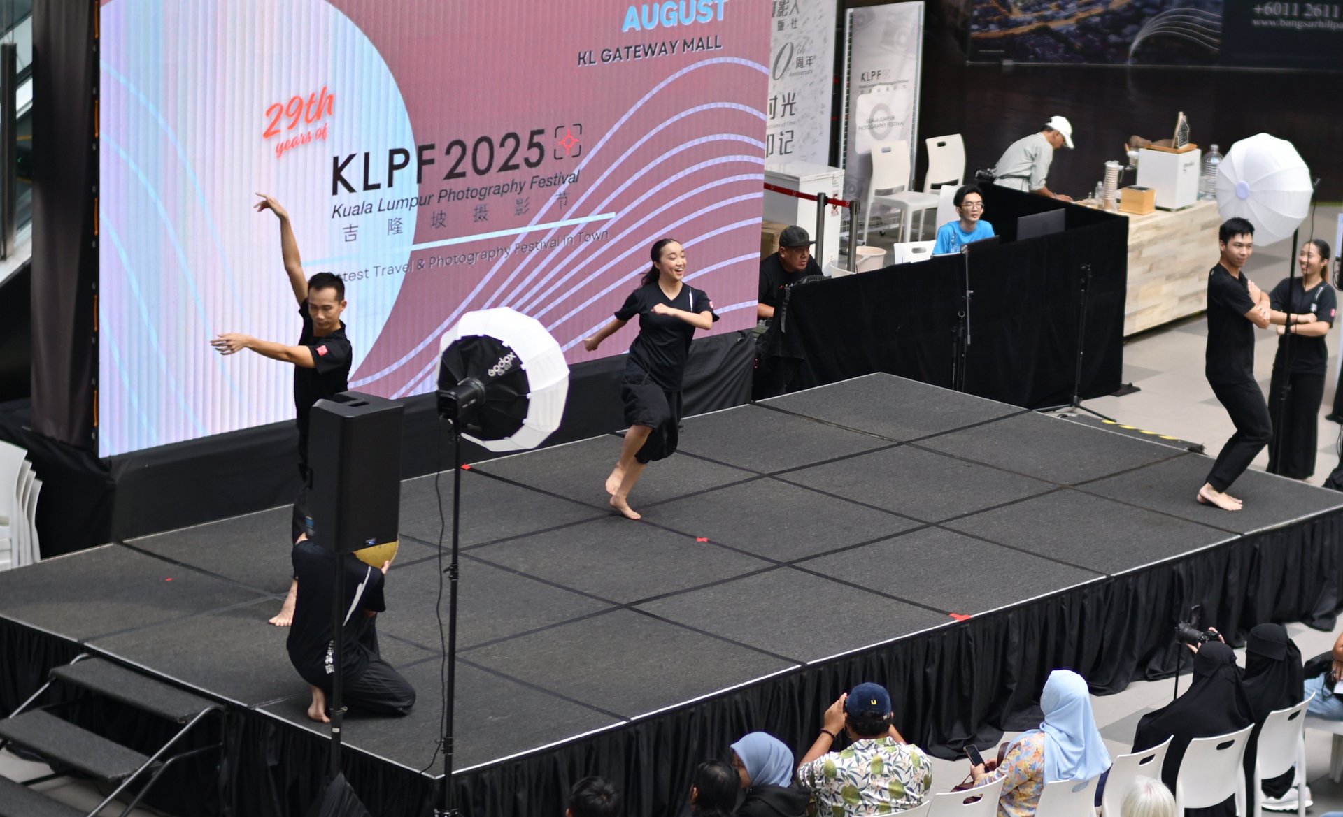 gray computer monitor