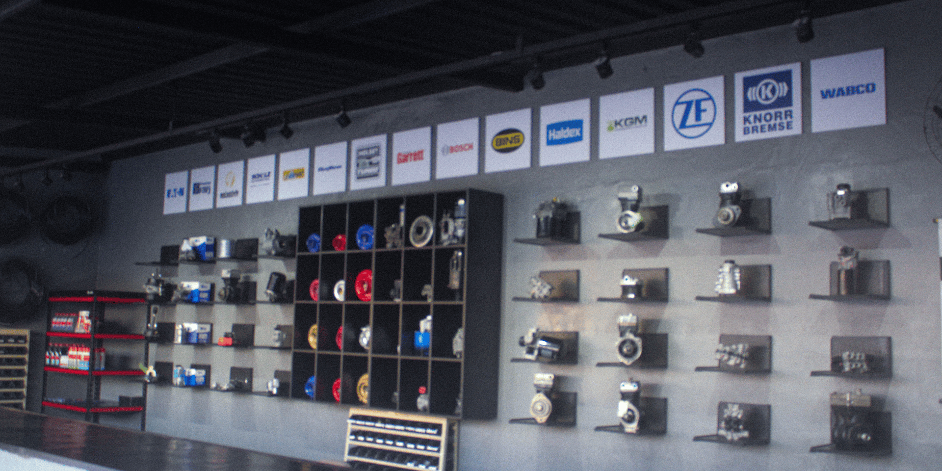 gray computer monitor