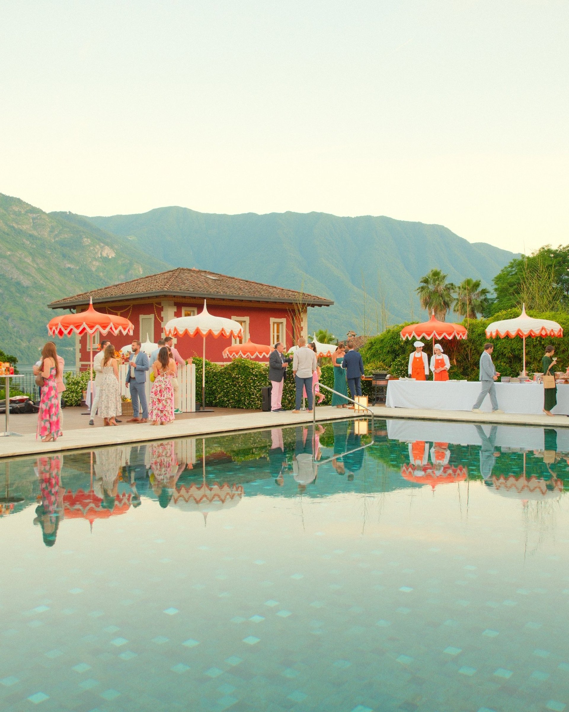 Atmosfera serale con luci scenografiche per evento sul Lago di Como