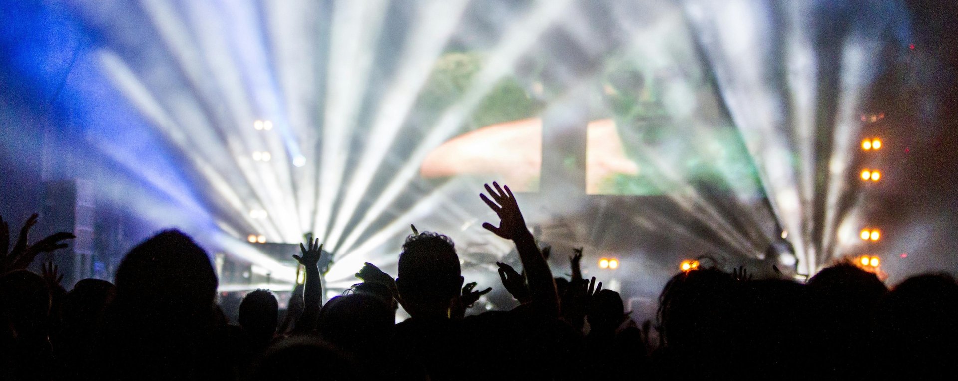 Noleggio luci feste a Como per eventi, feste e DJ set – Lariolux Service