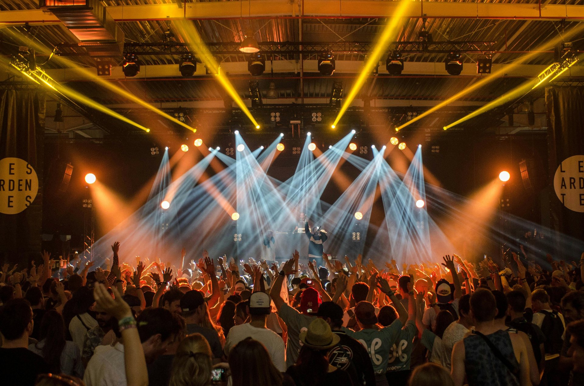 Noleggio e allestimento impianti audio e luci professionali a Como per eventi, feste e DJ set – Lariolux Service