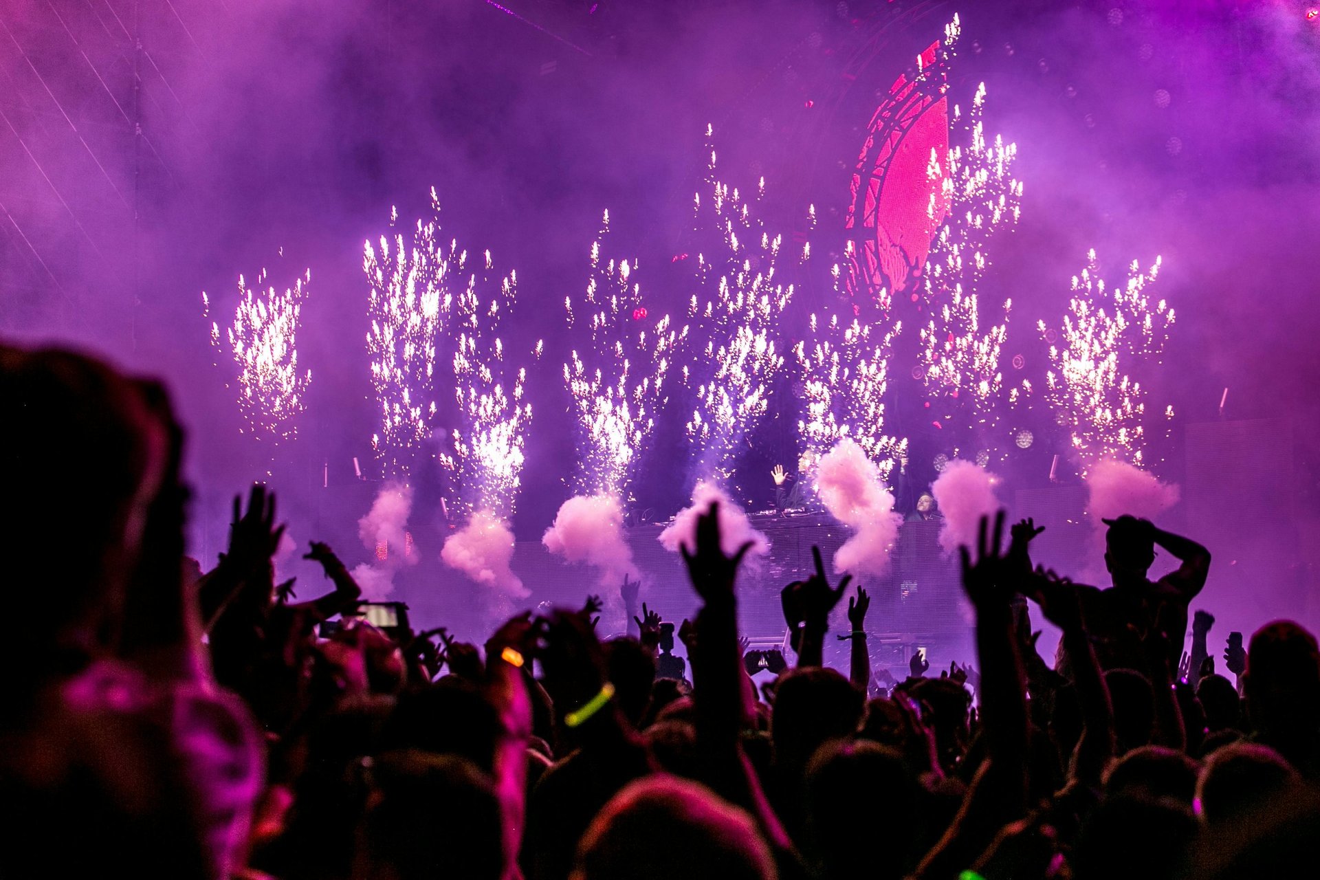 Noleggio luci feste a Como per eventi, feste e DJ set – Lariolux Service
