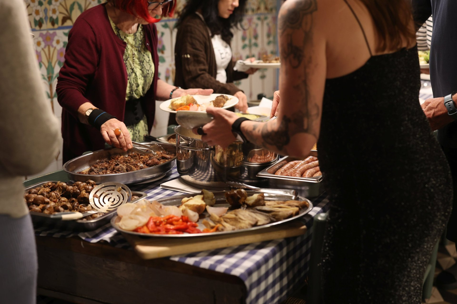 black and white bed linen