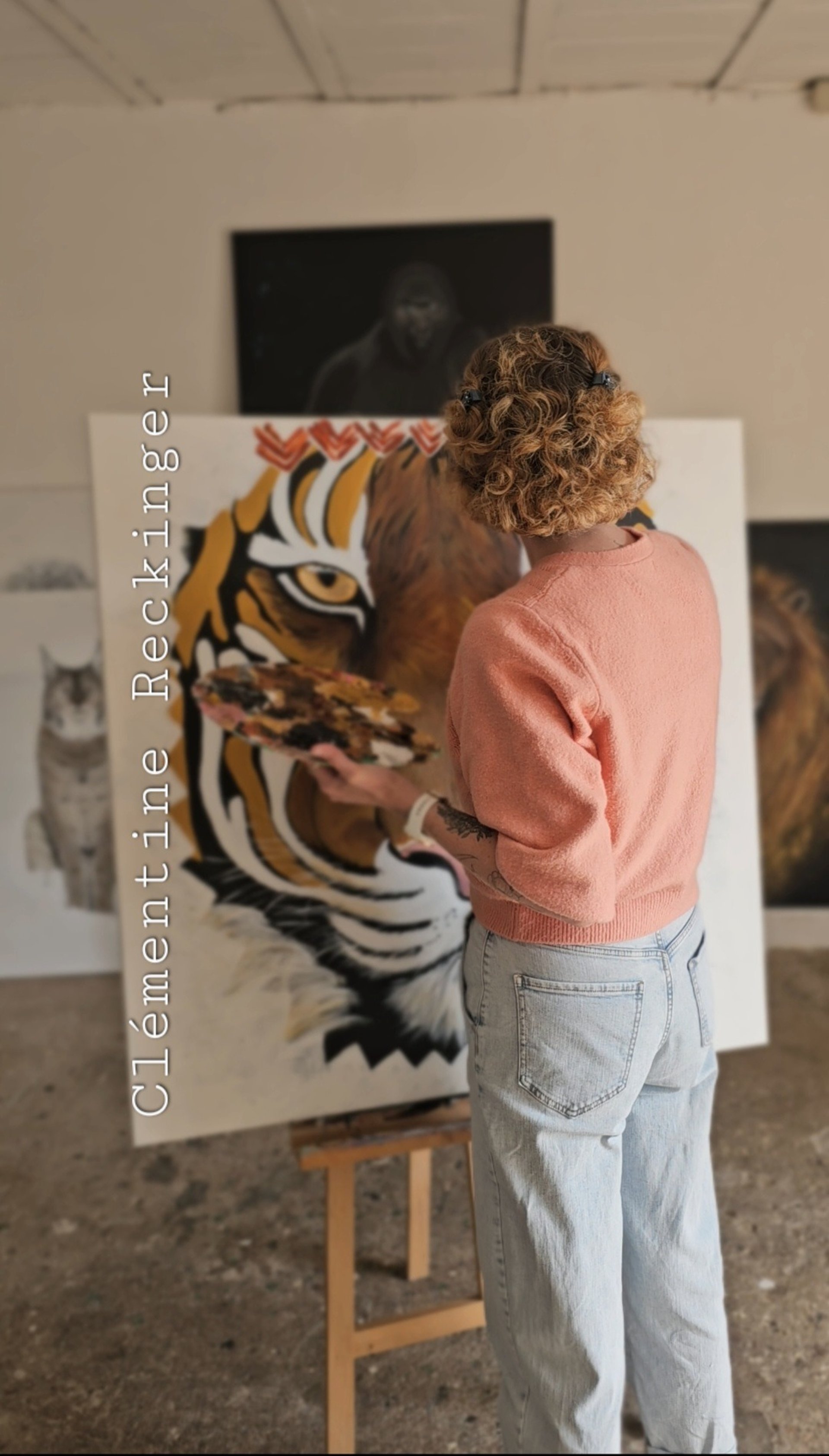 gray computer monitor