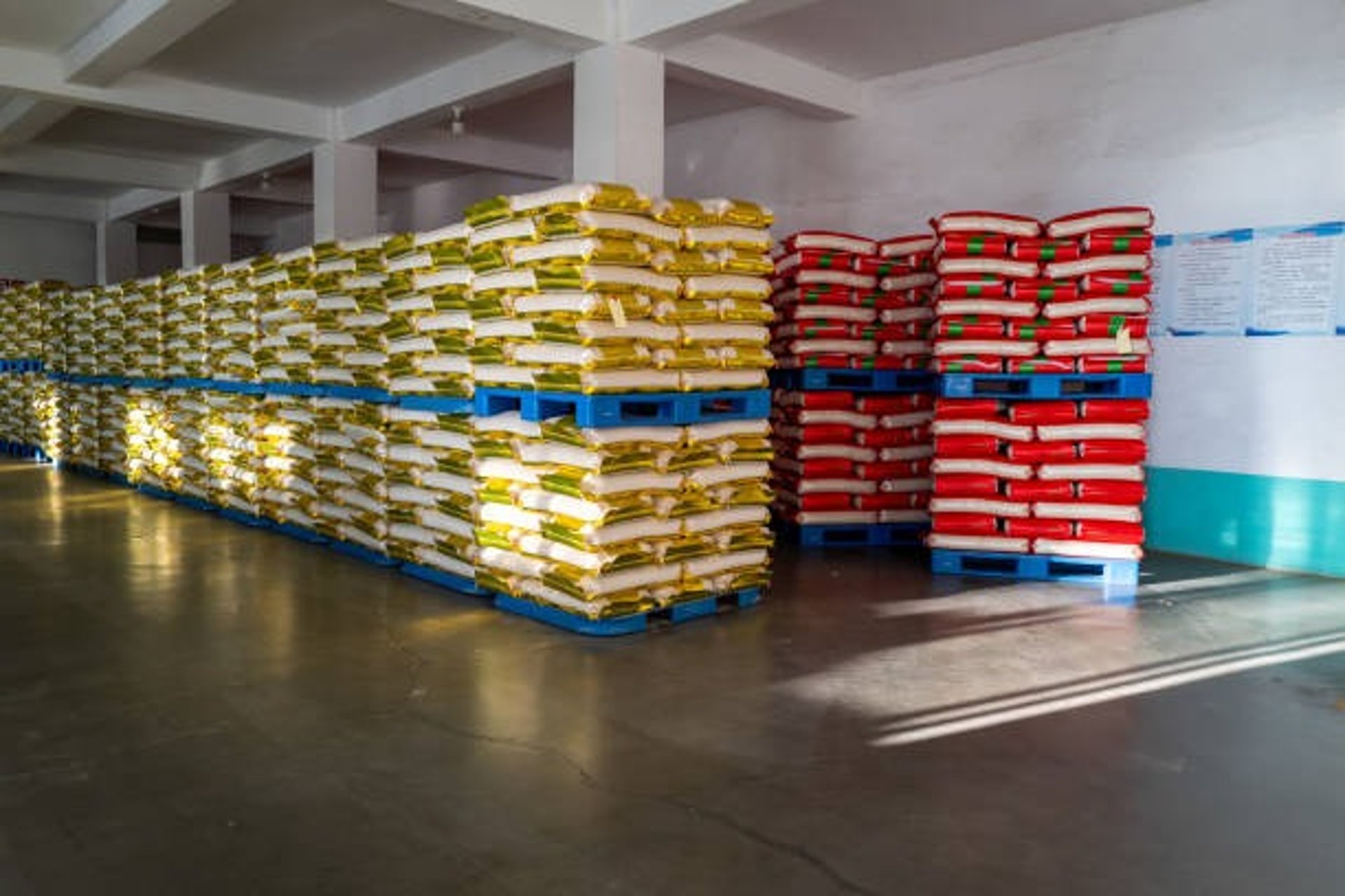 gray computer monitor