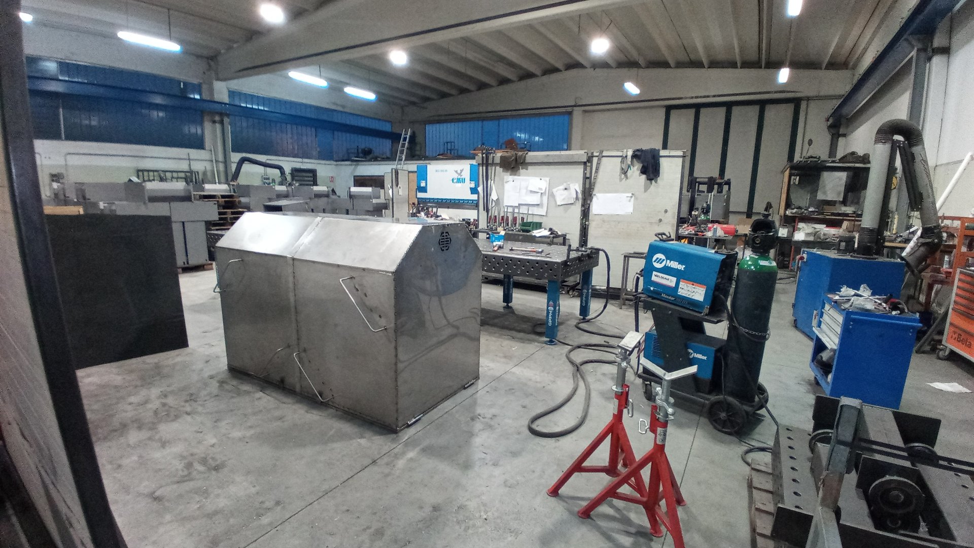 gray computer monitor