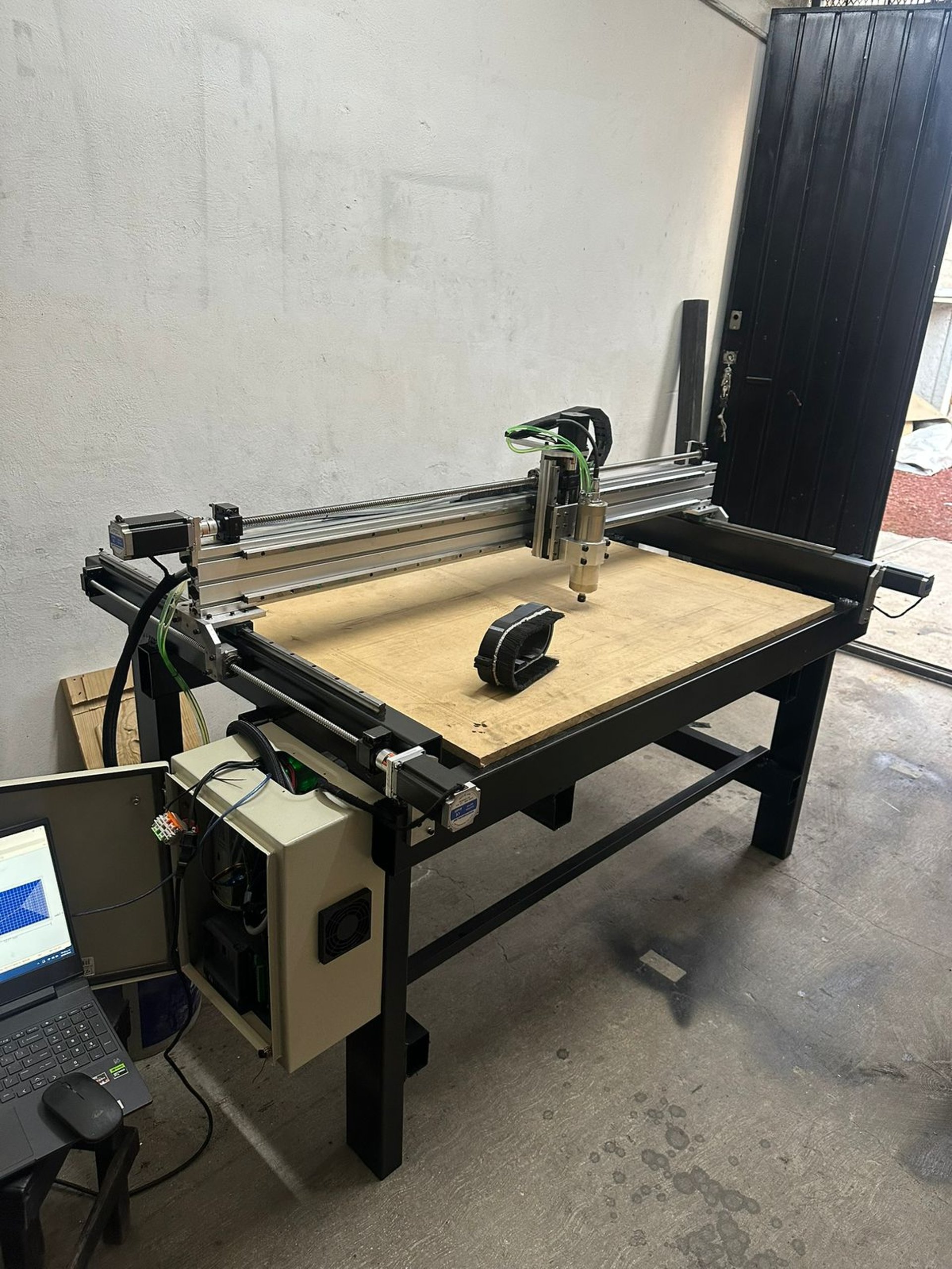 gray computer monitor