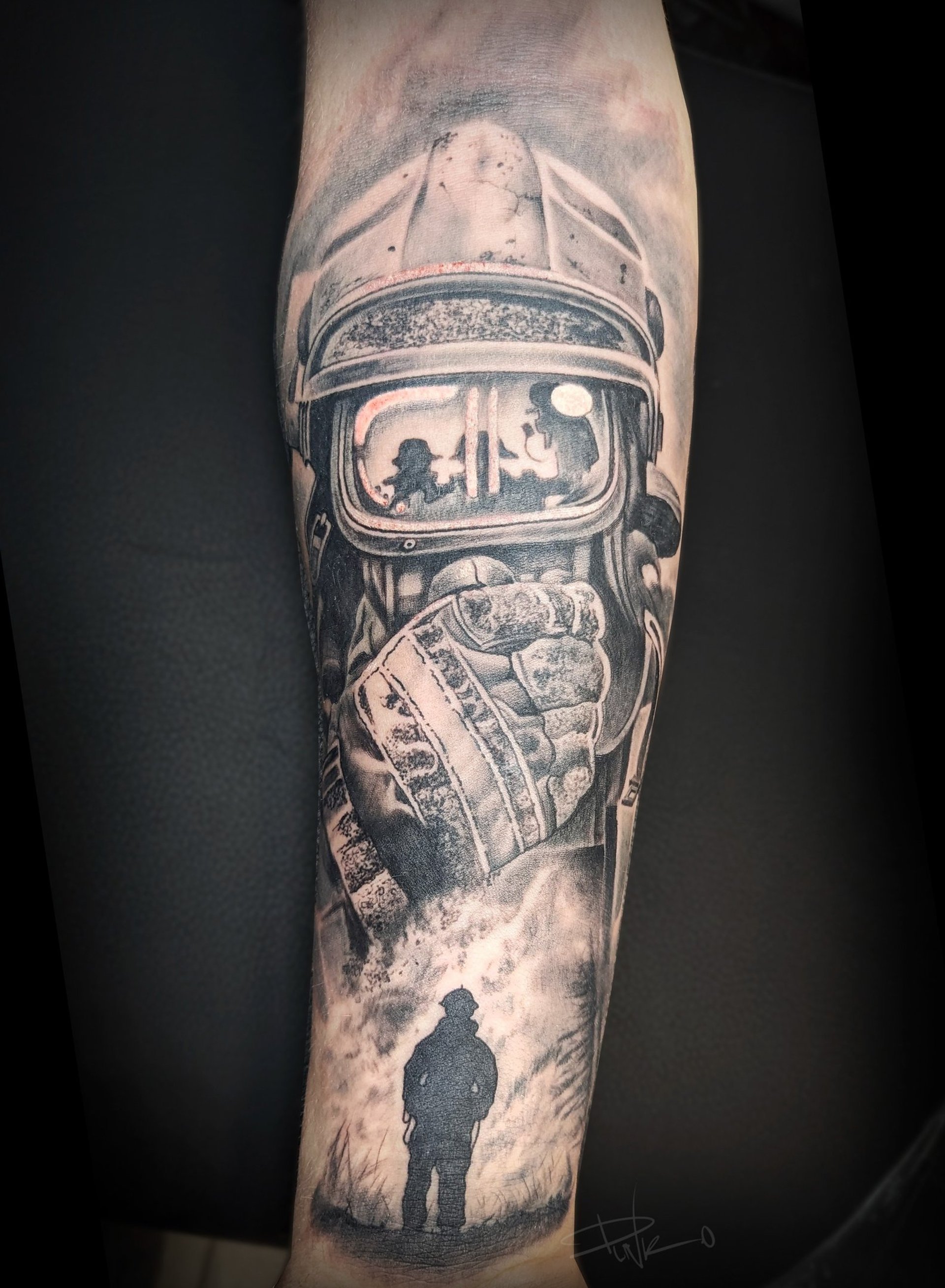 tatuaje bombero mascara realismo blanco negro Barcelona punkotattooartist