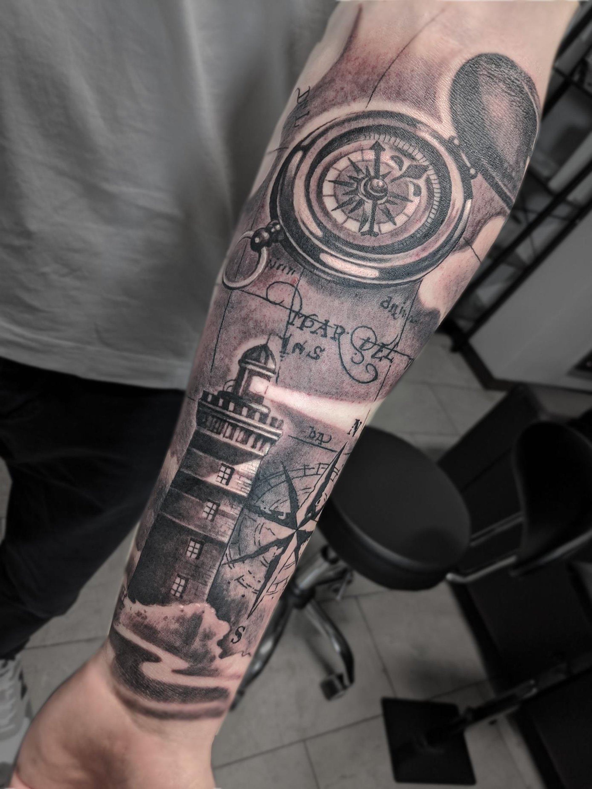 tatuaje brujula faro marino realismo blanco negro Barcelona punkotattooartist