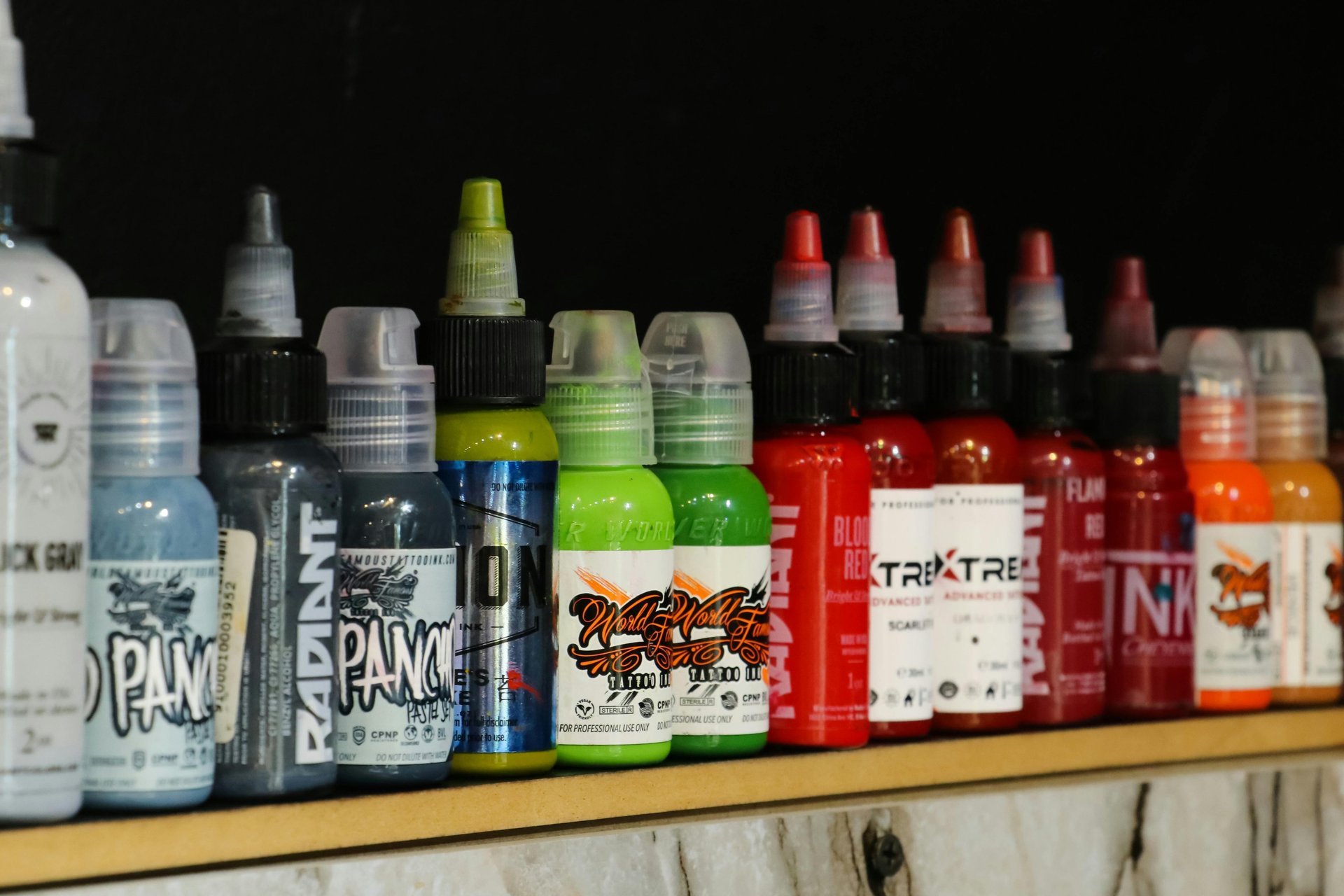 Tintas de tatuaje prohibidas en España utilizadas por un tatuador profesional 