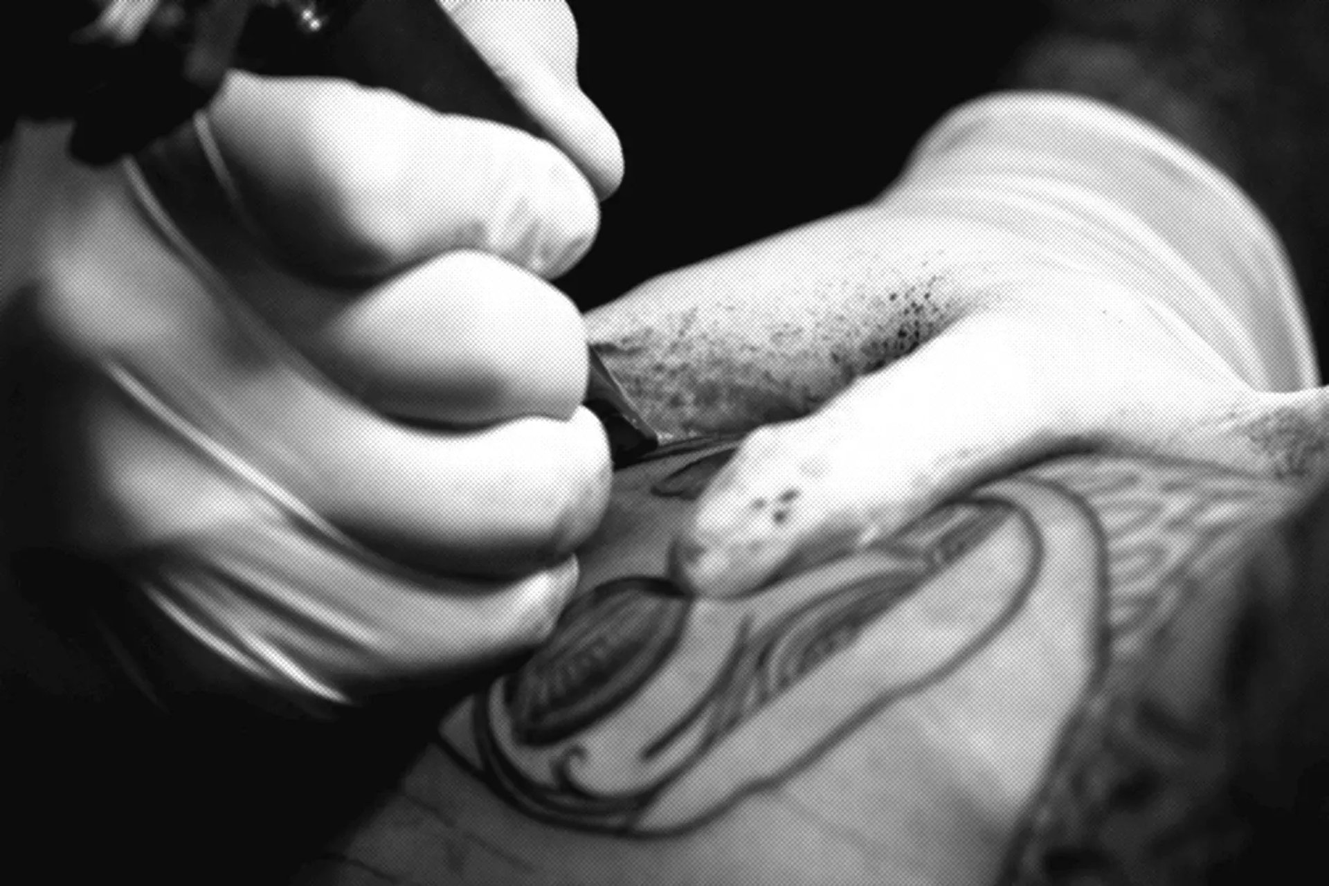 manos de punko tatuando en su estudio en barcelona