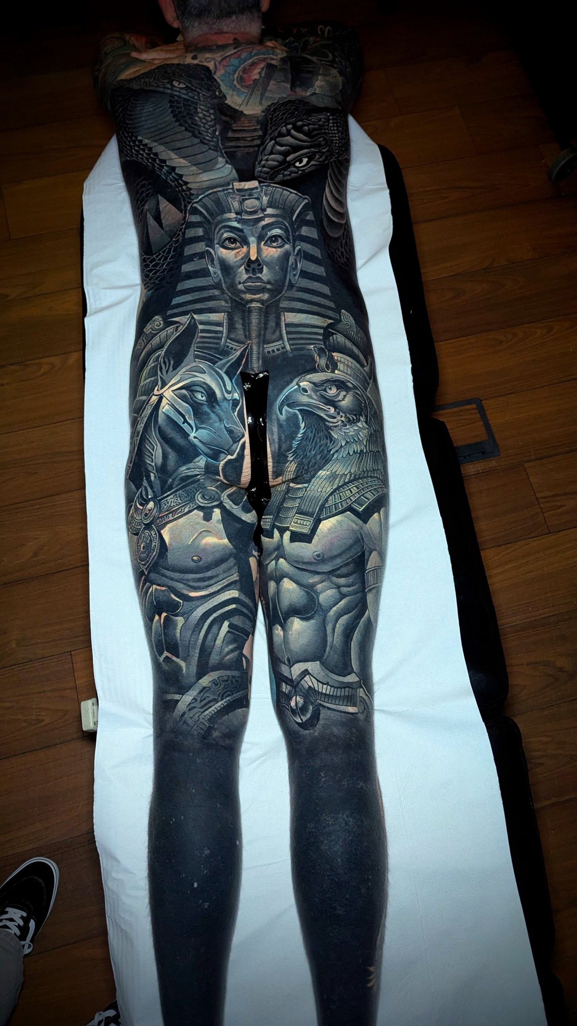 tatuaje egipcio gigante cuerpo entero cover up blanco y negro