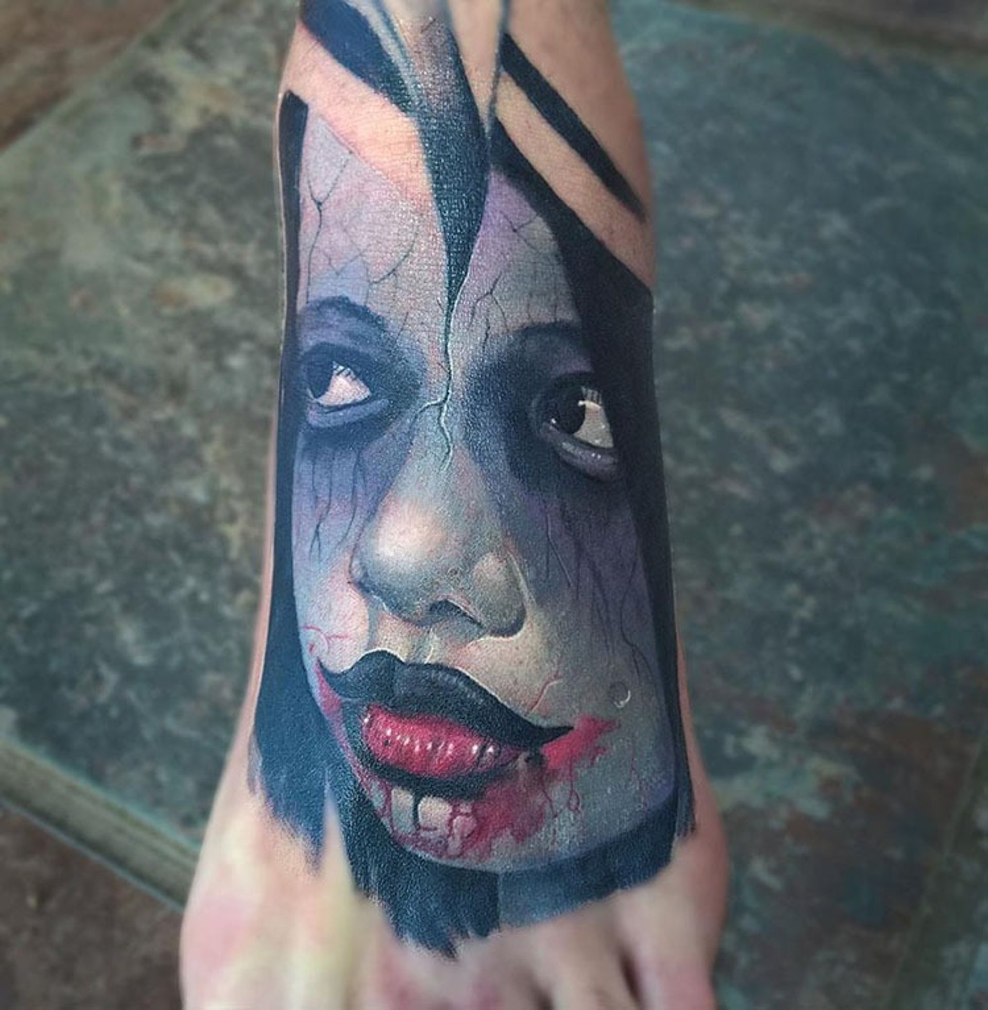 tatuaje retrato dark realismo blanco negro Barcelona punkotattooartist