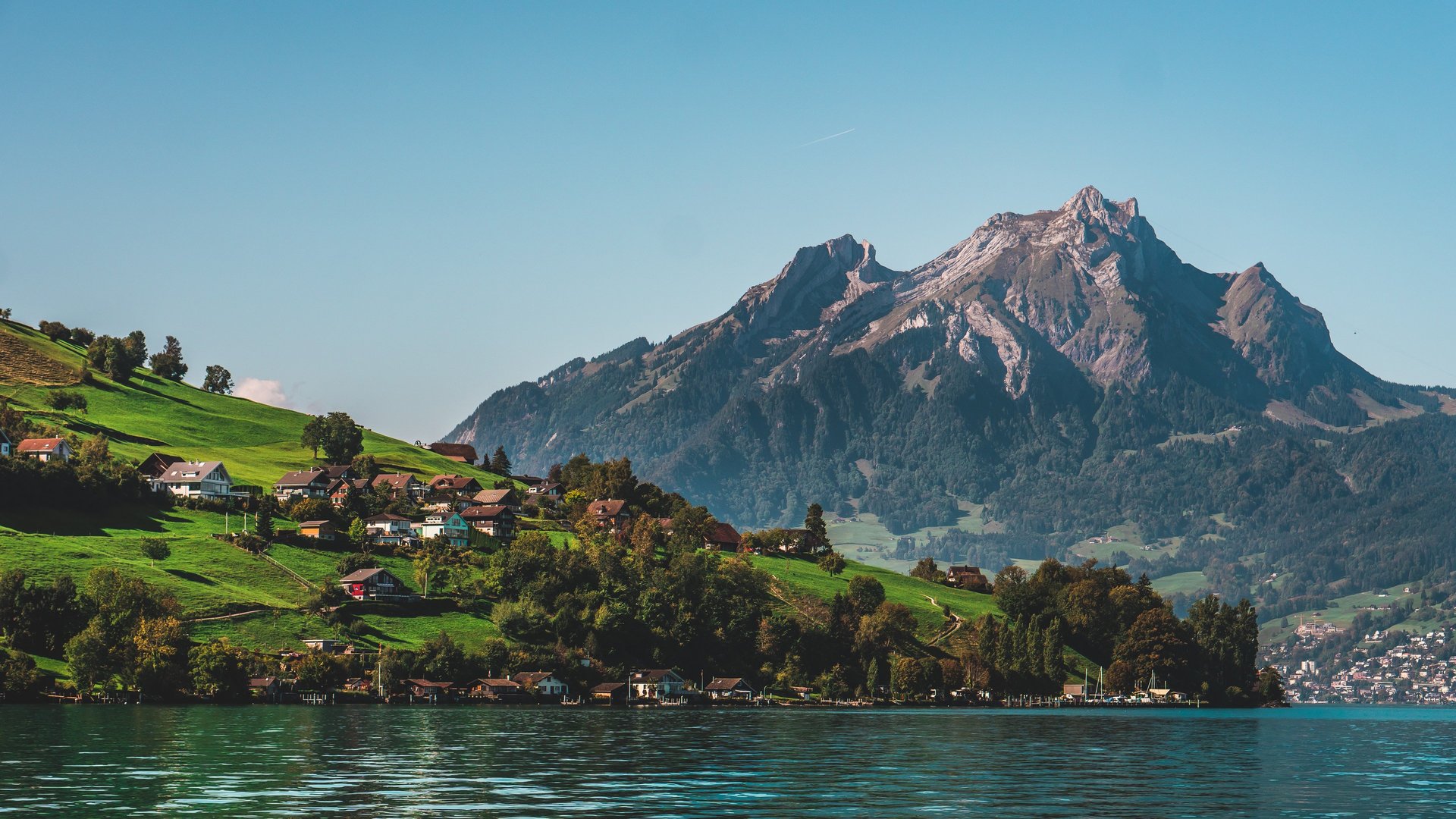 Idyllisches Dorf und Berge in Deutschland, symbolisieren den lokalen Fokus von Courmont auf Praxisübergaben und Unternehmensv