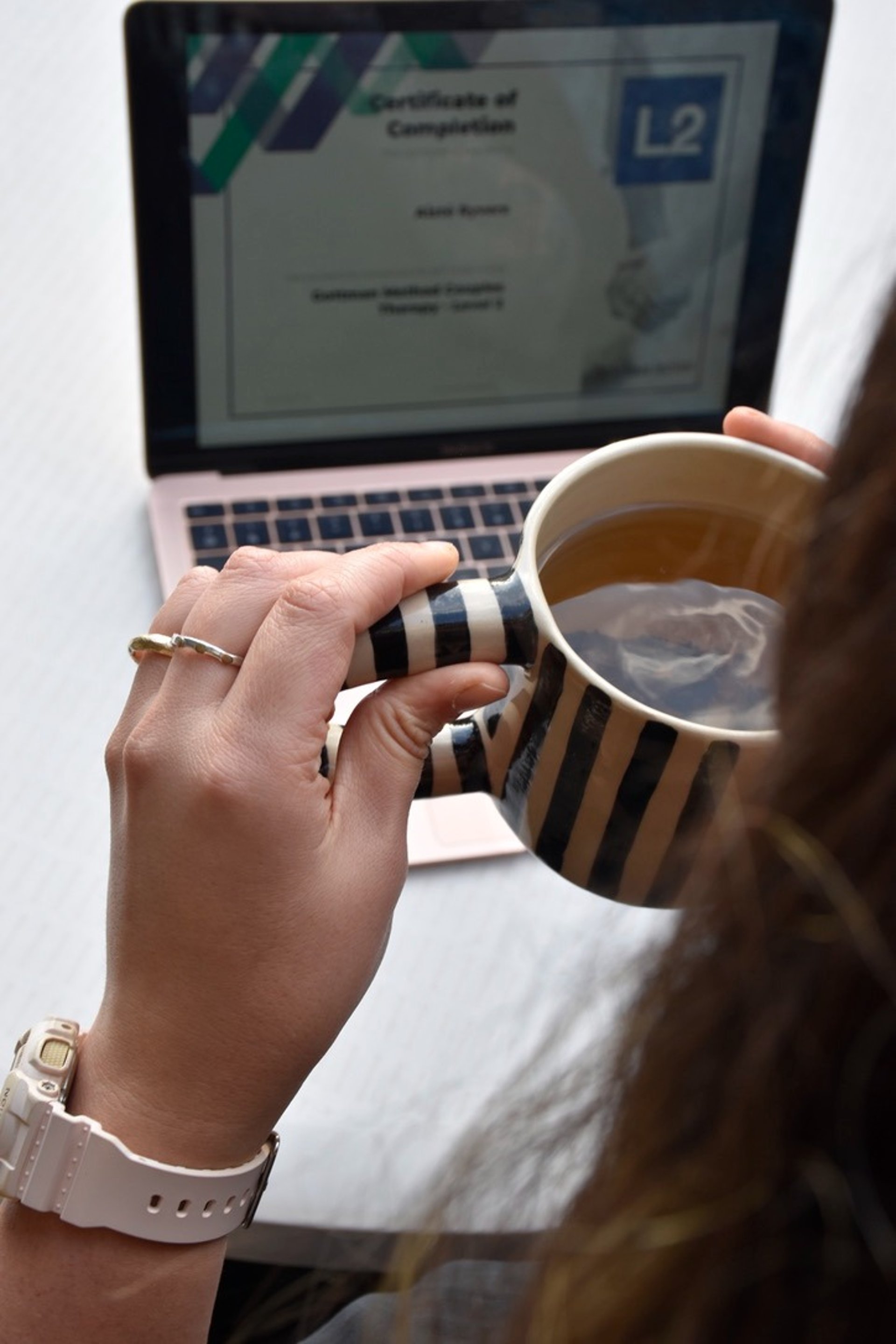 gray computer monitor