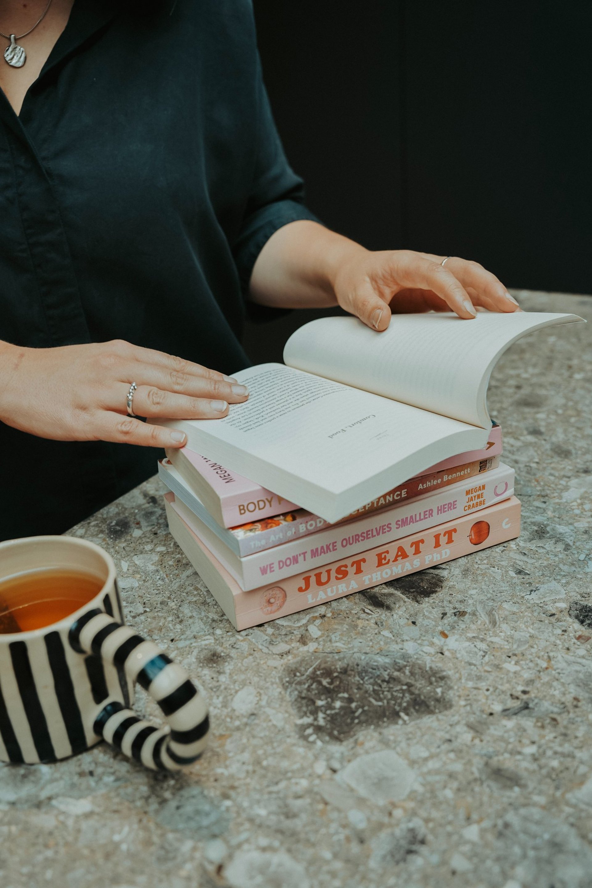 gray computer monitor