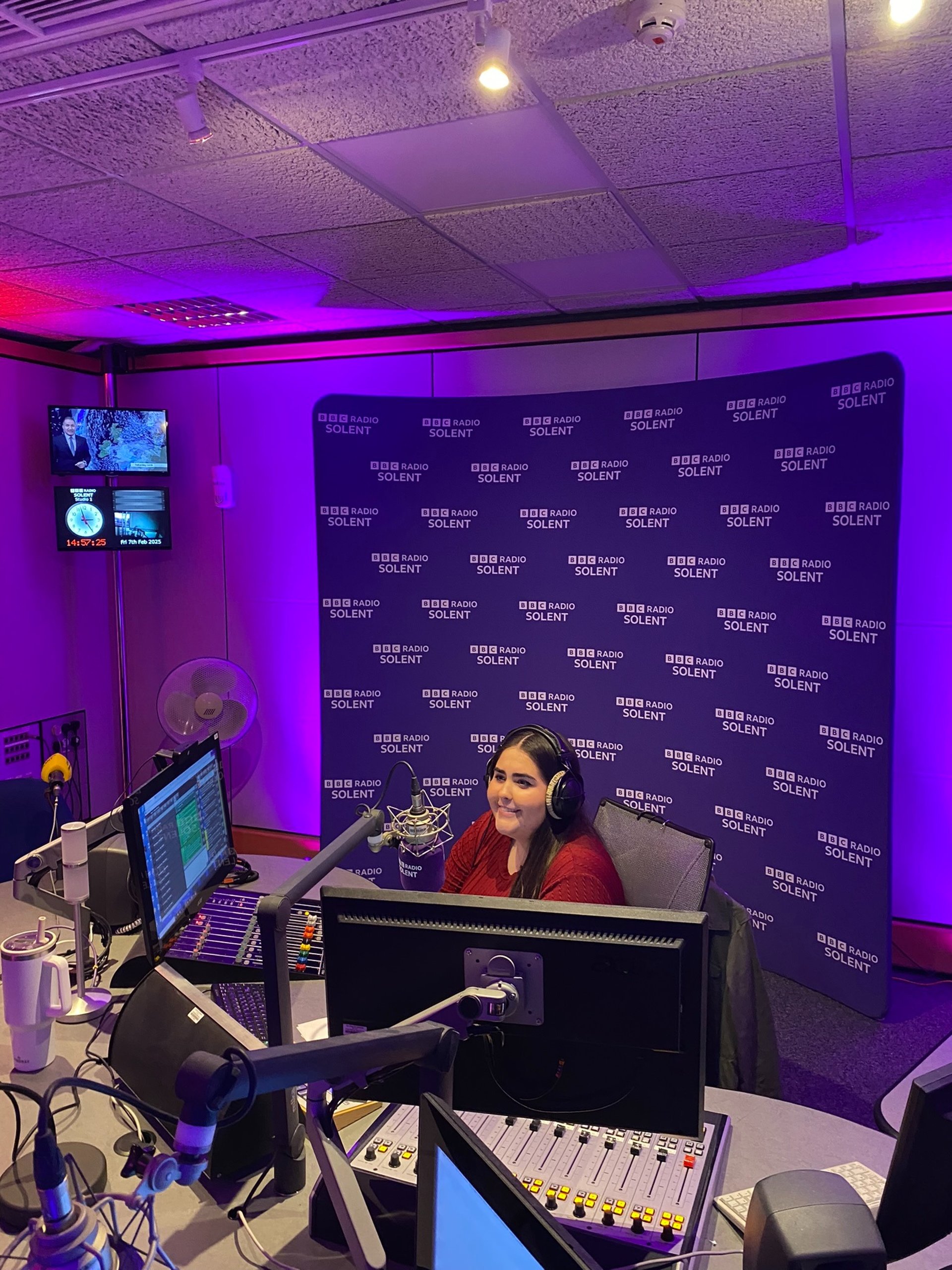 gray computer monitor