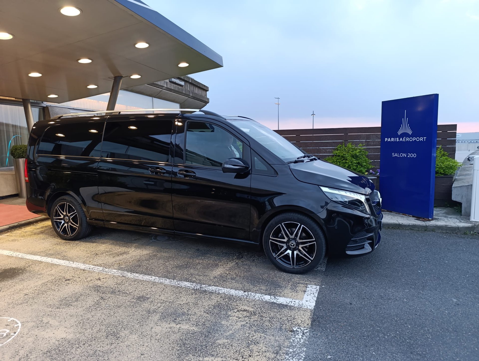 gray computer monitor