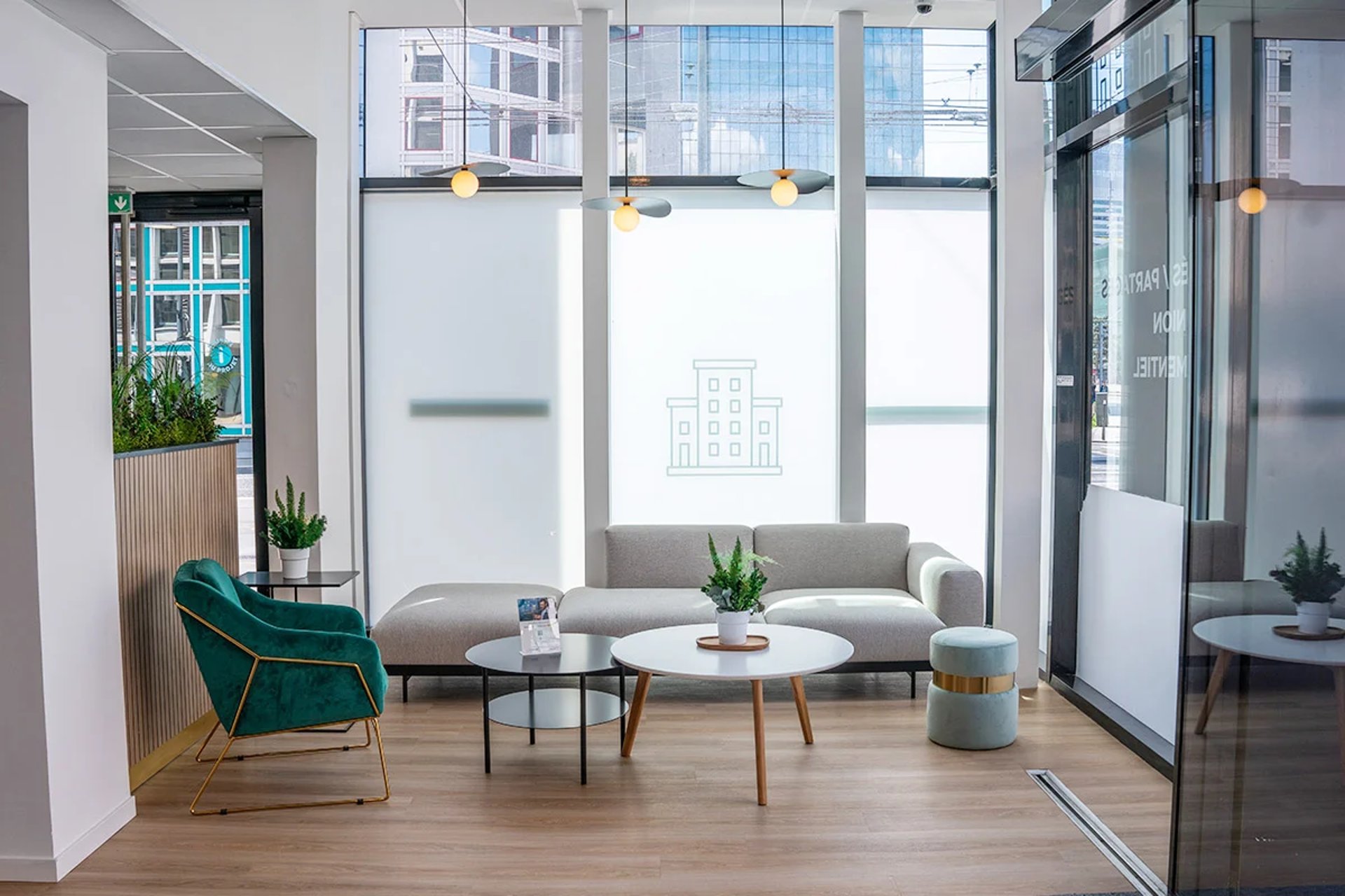 gray computer monitor