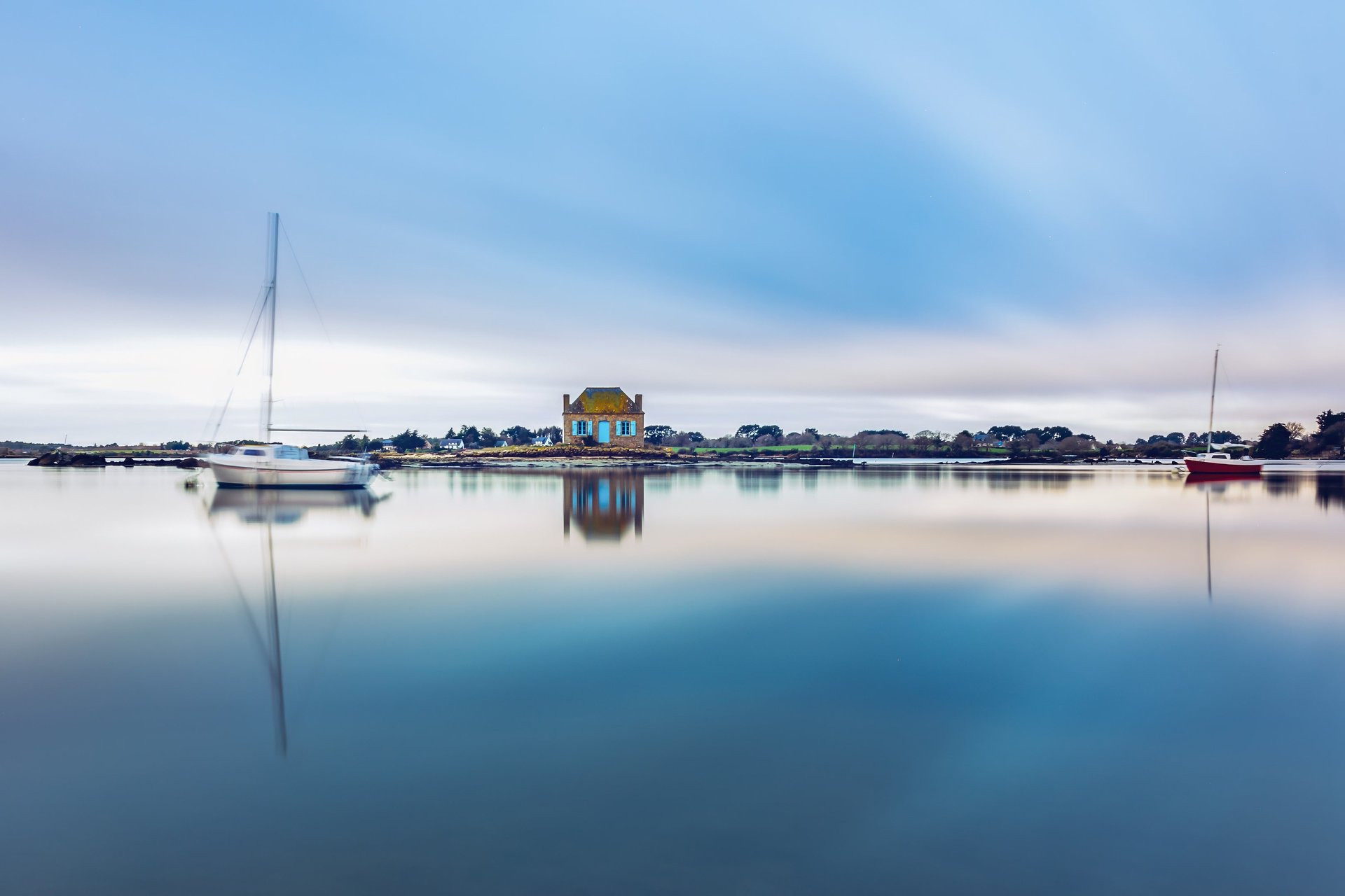 black and white bed linen