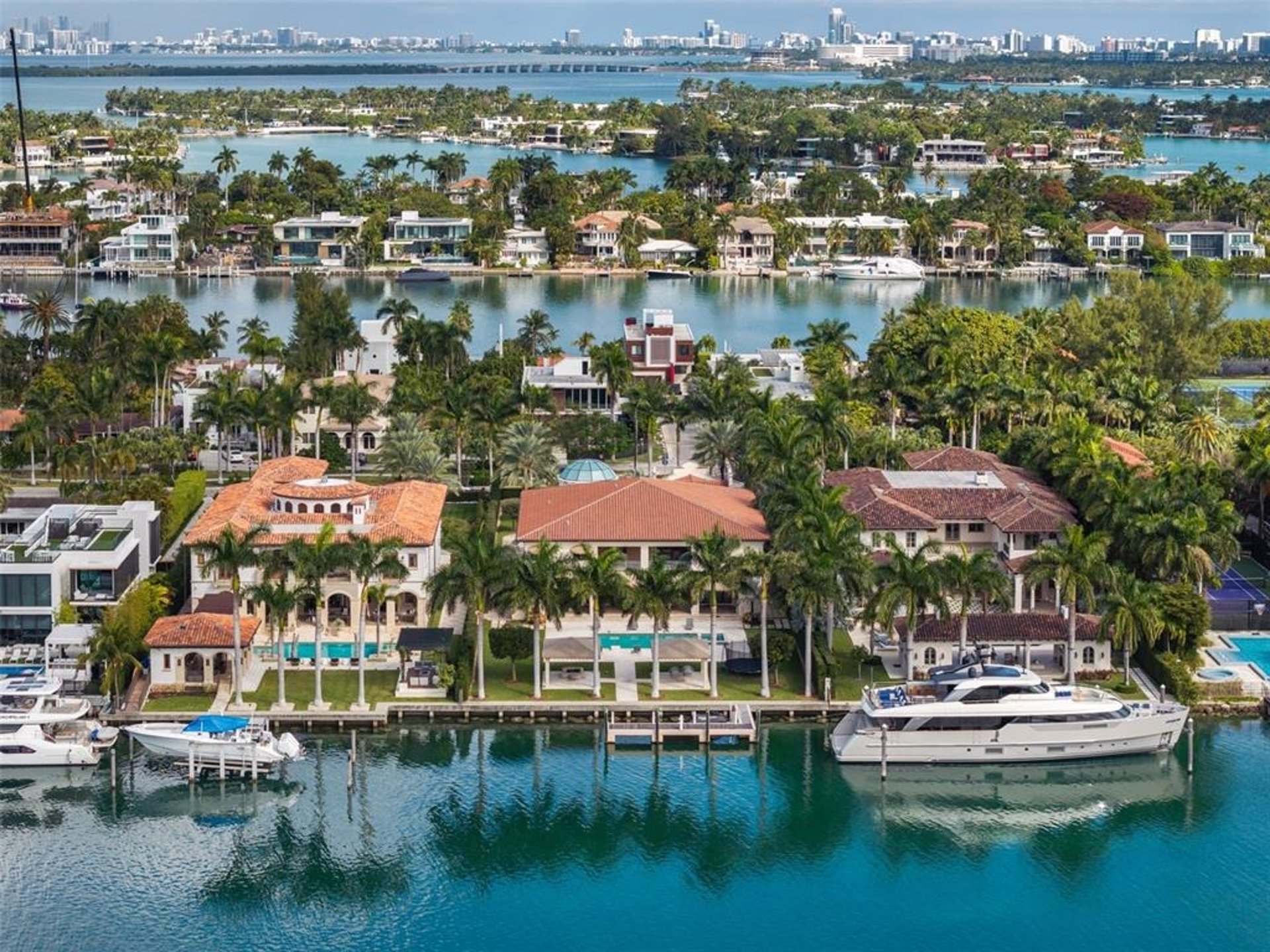 black and white bed linen
