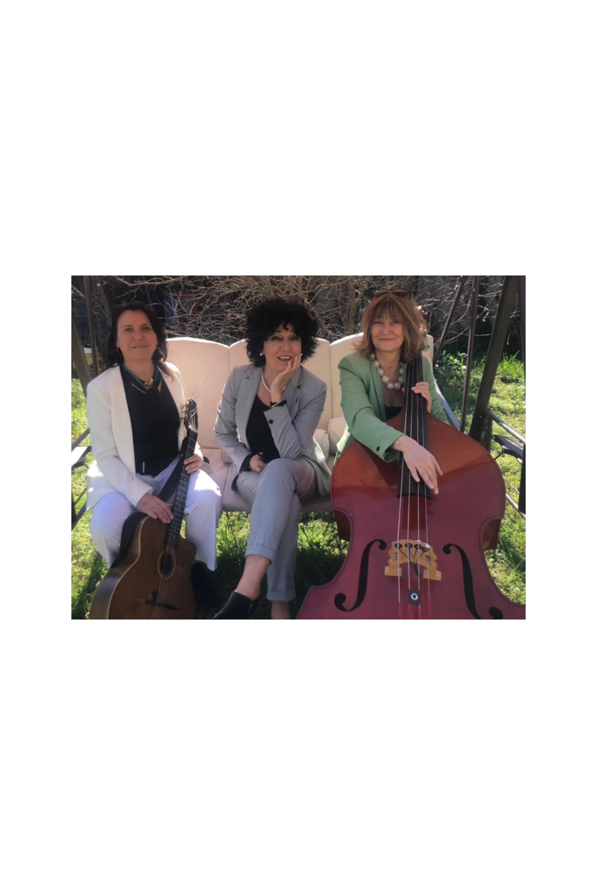 trio féminin jazz ,contrebasse guitare et chanteuese