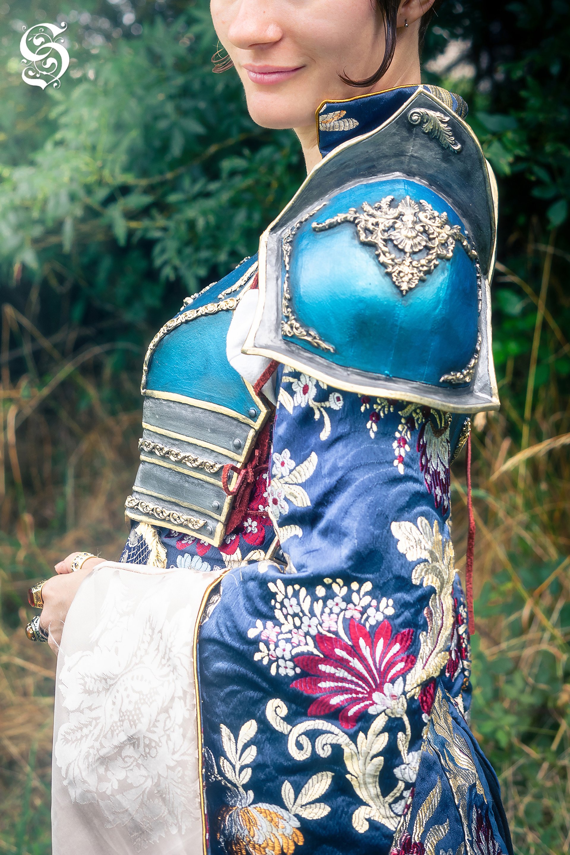 an abstract photo of a curved building with a blue sky in the background