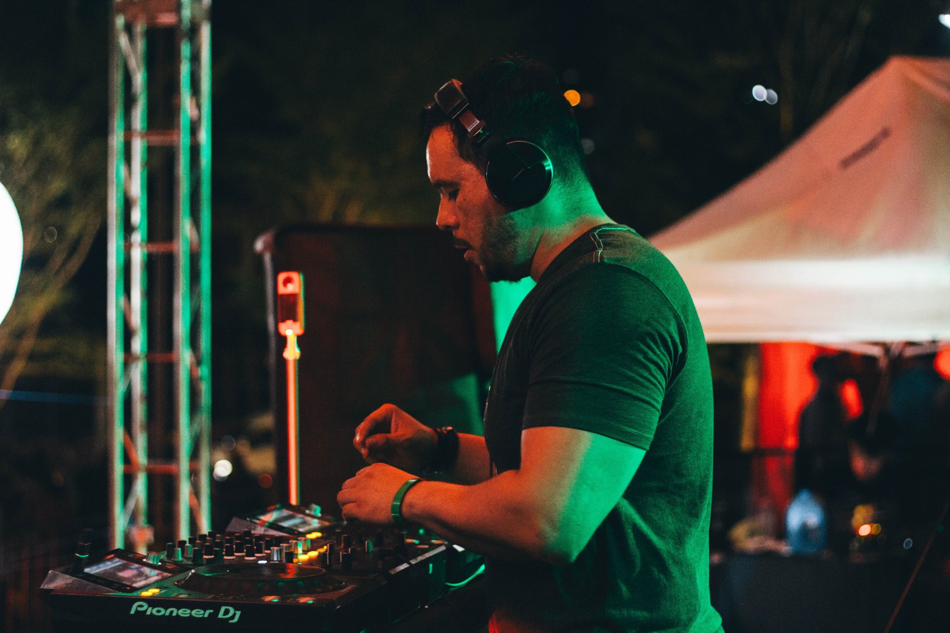 black and white bed linen