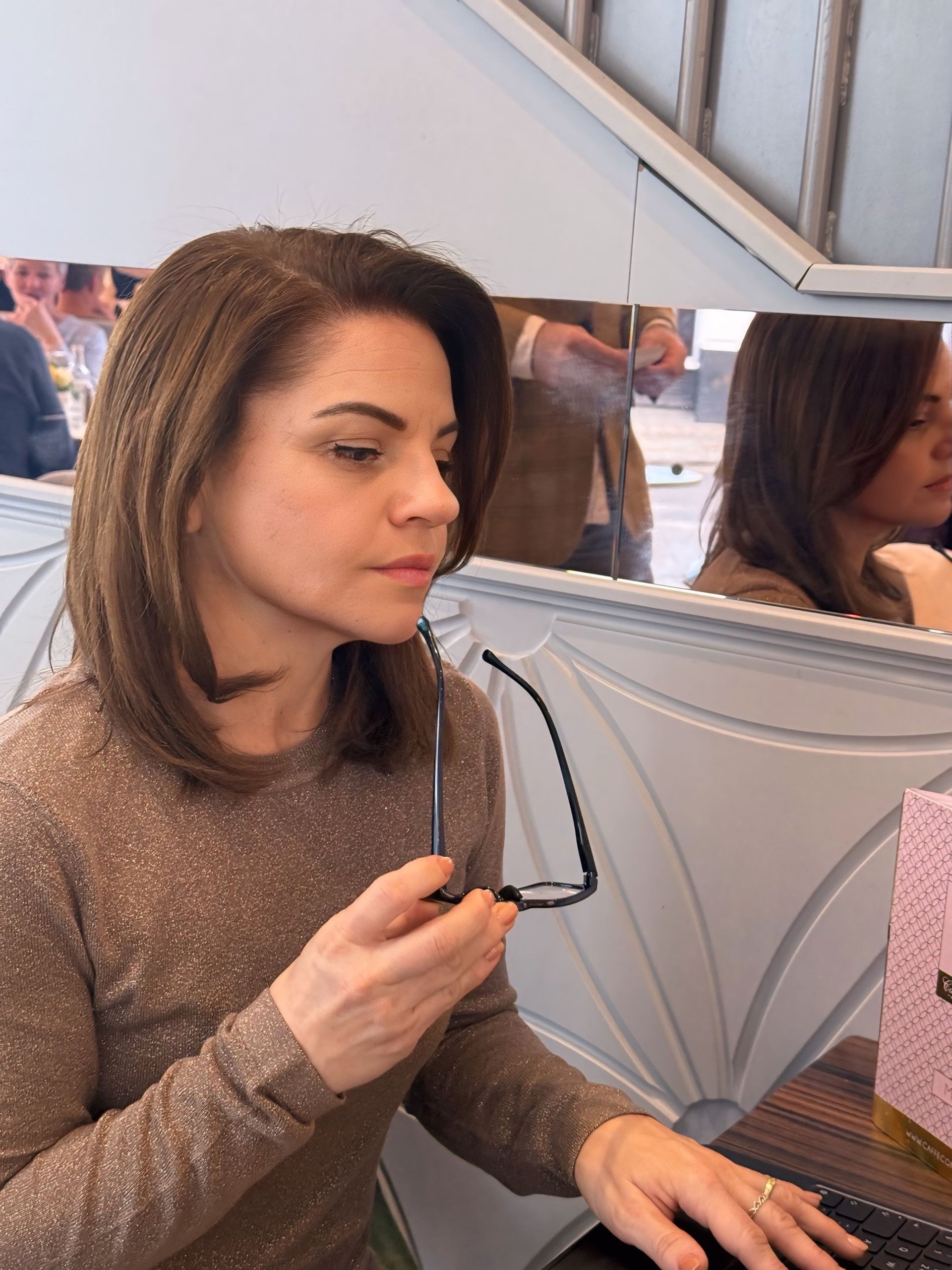 gray computer monitor