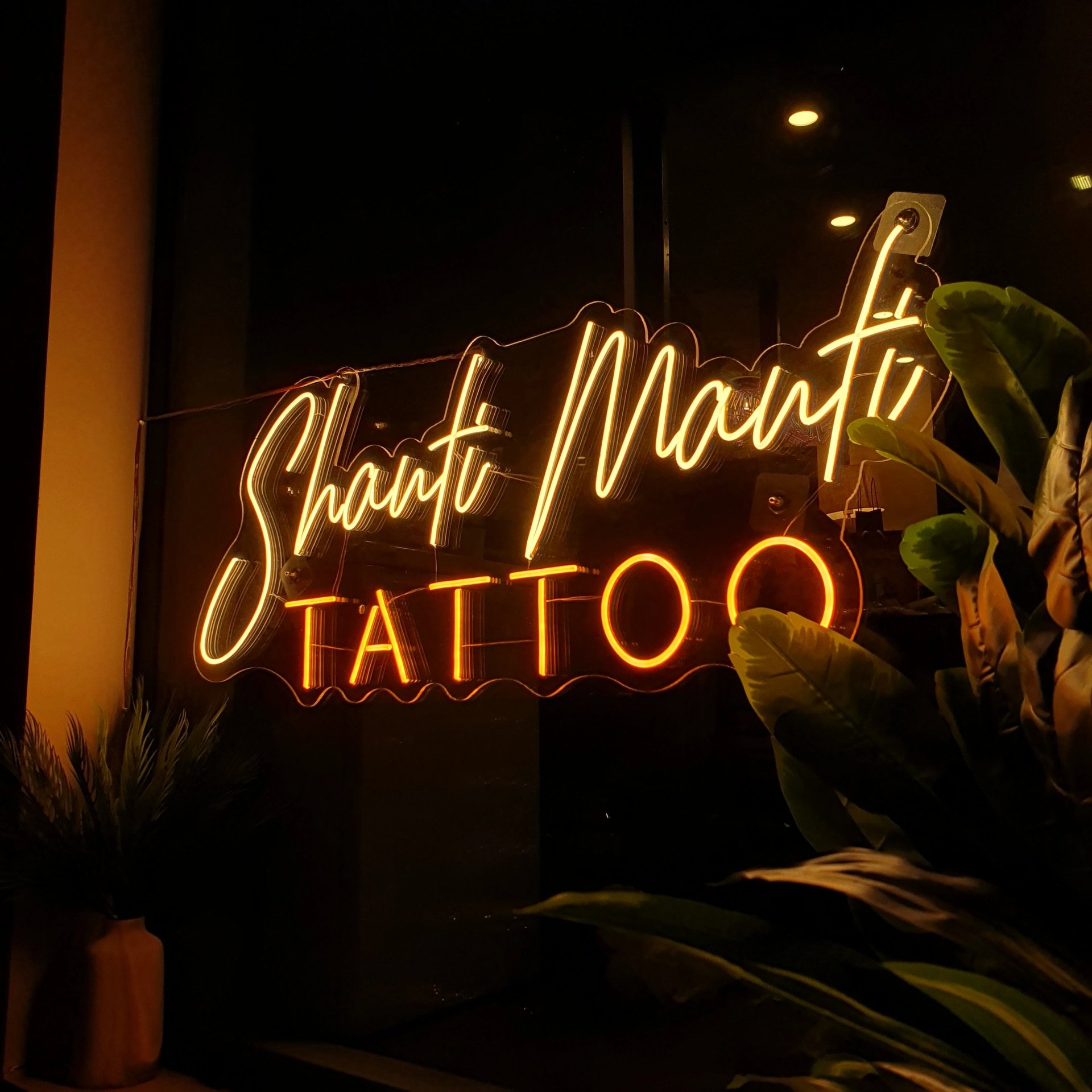 gray computer monitor