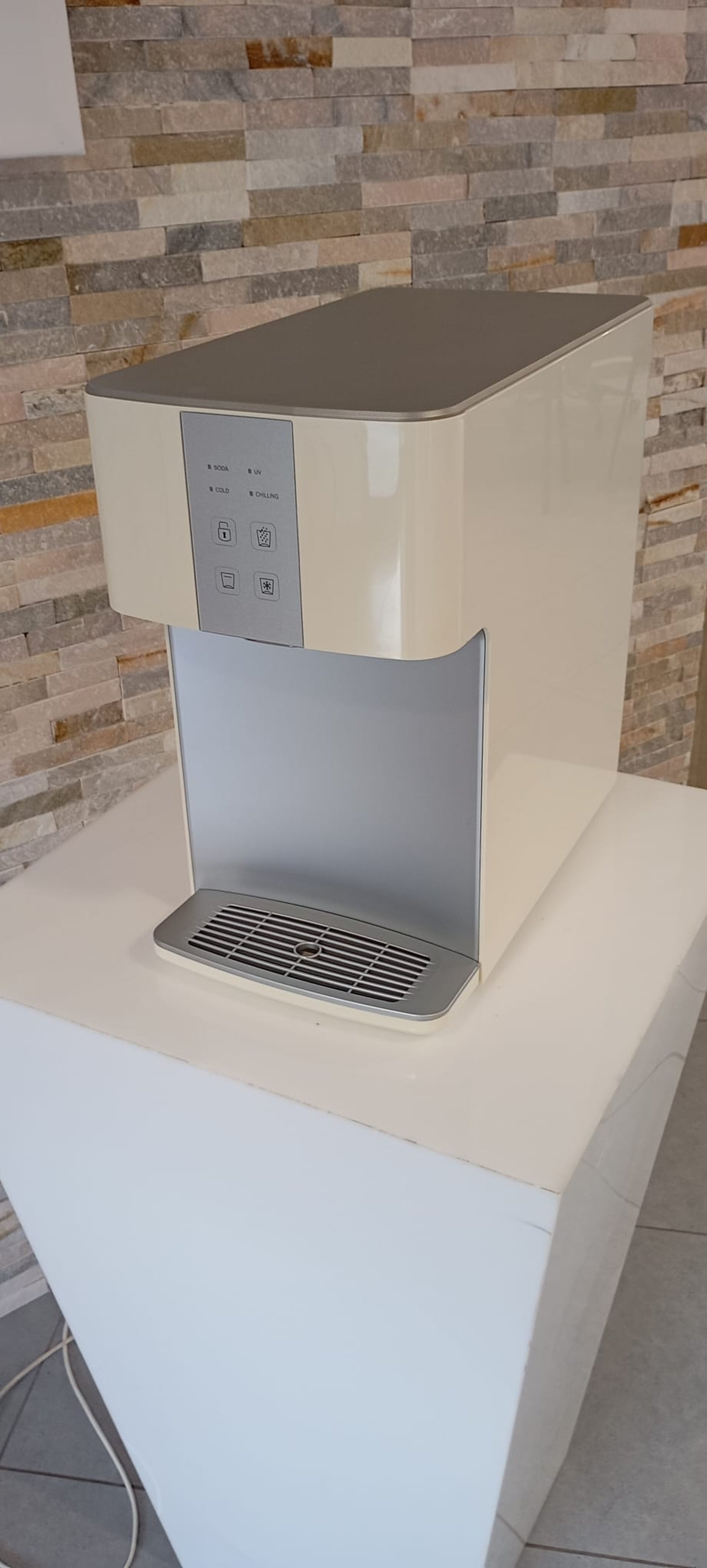 gray computer monitor
