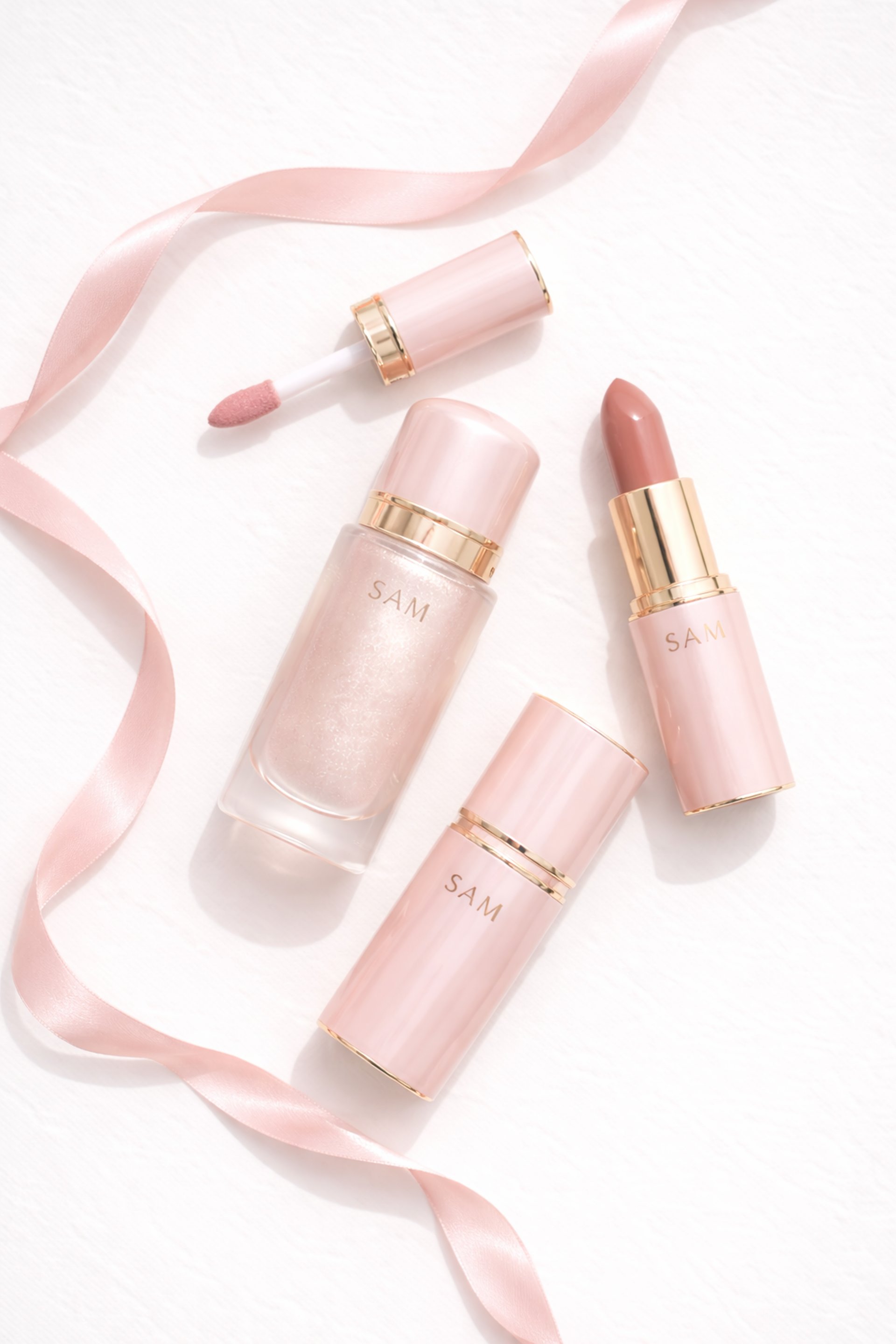 Productos SAM Cosméticos en fondo blanco con listón rosa que reflejan elegancia y feminidad.