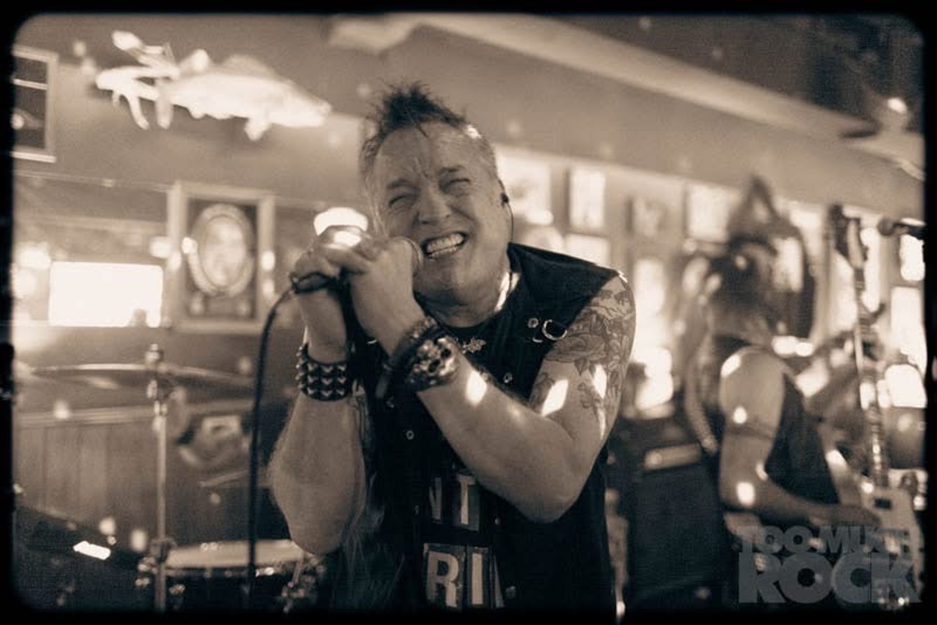 black and white bed linen