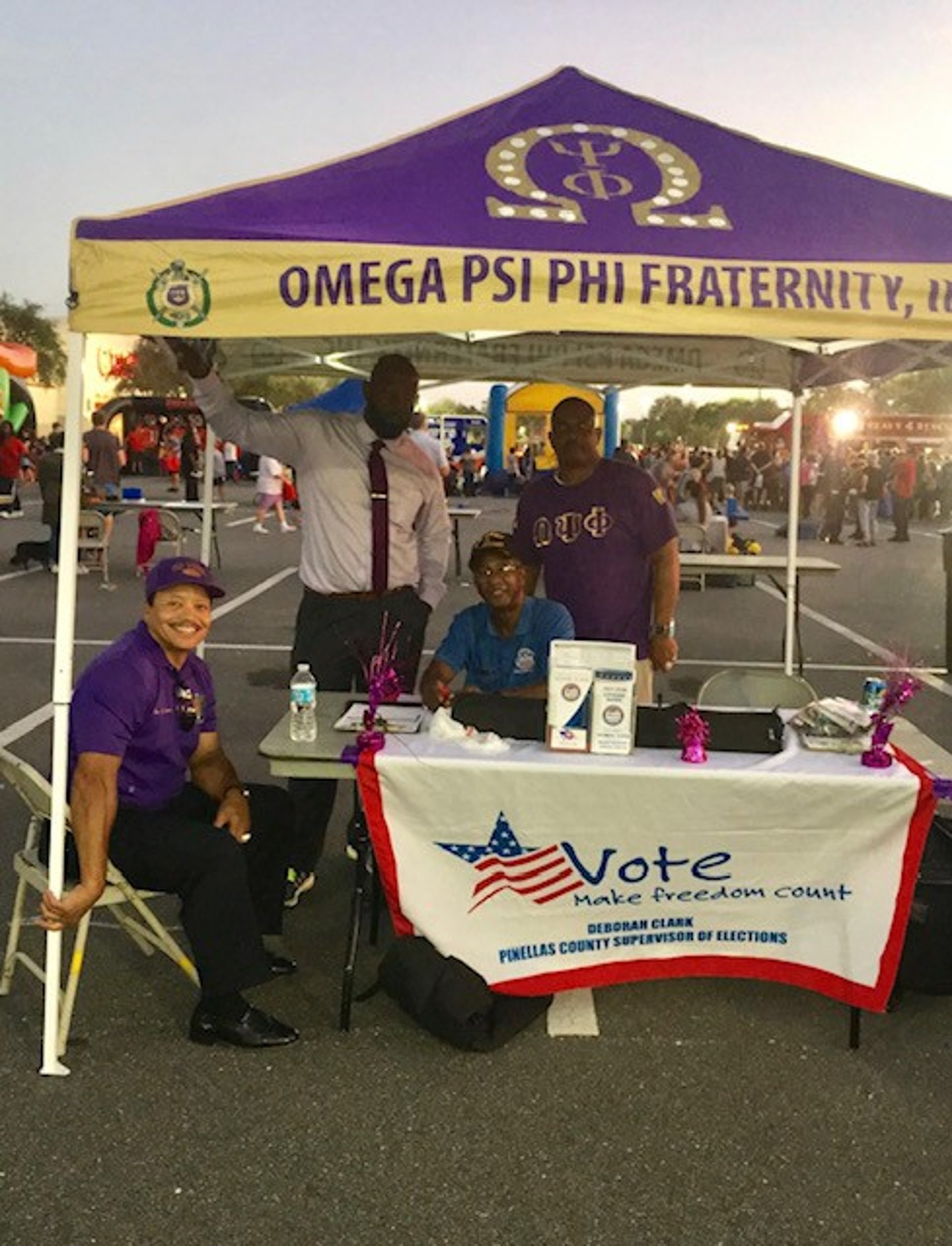 gray computer monitor