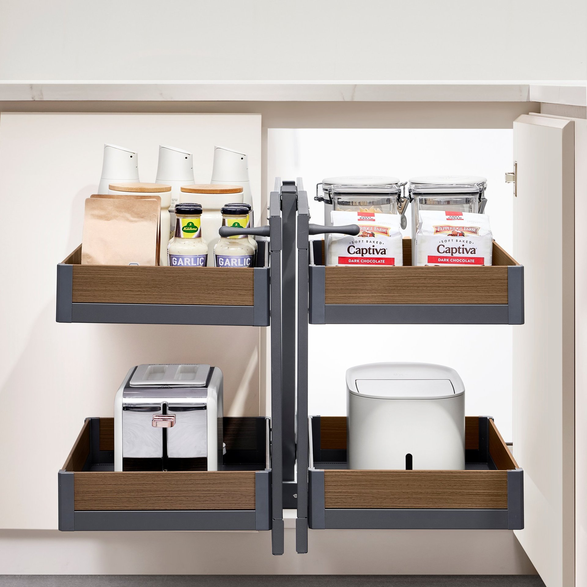 black and white bed linen