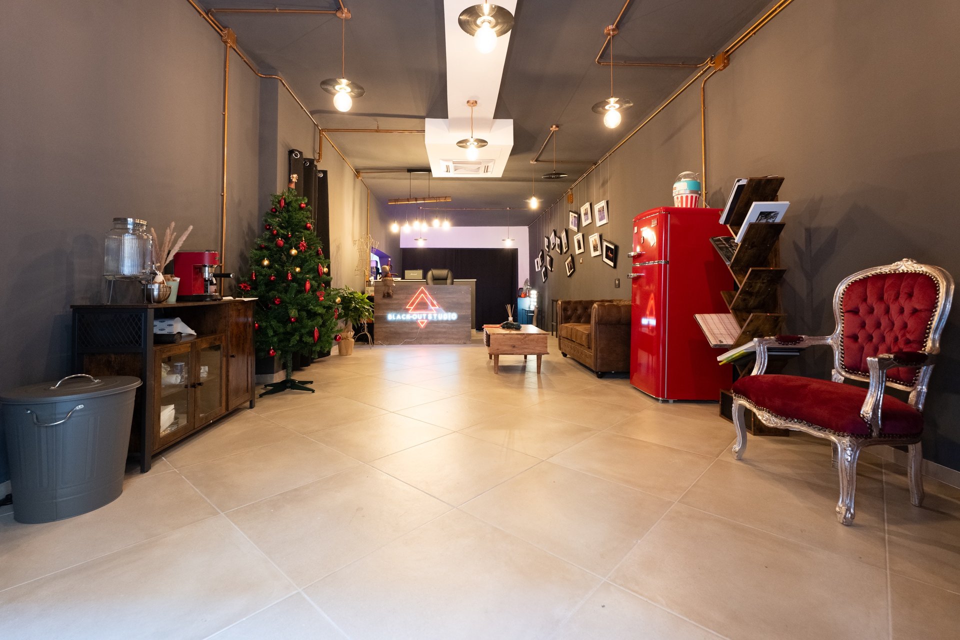 Reception con divano ed angolo ristoro