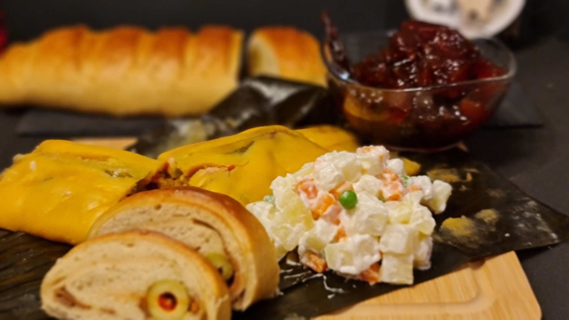 gray computer monitor