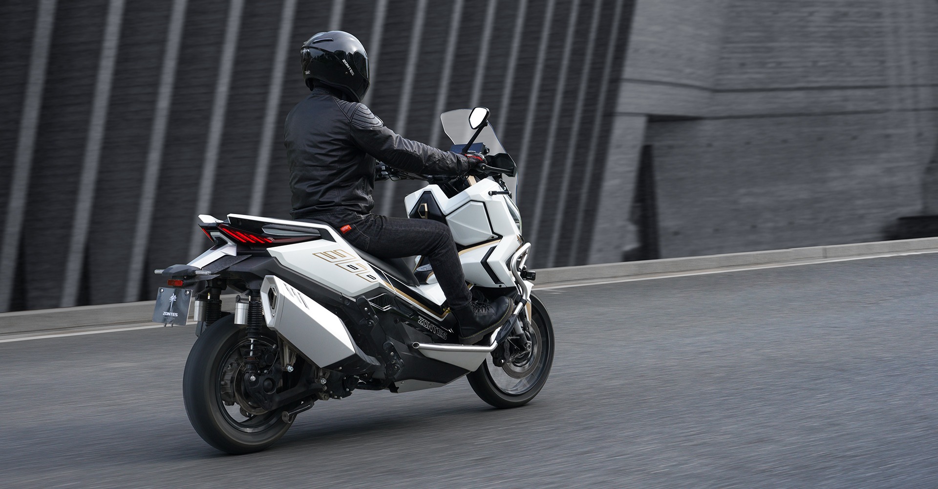 black and white bed linen