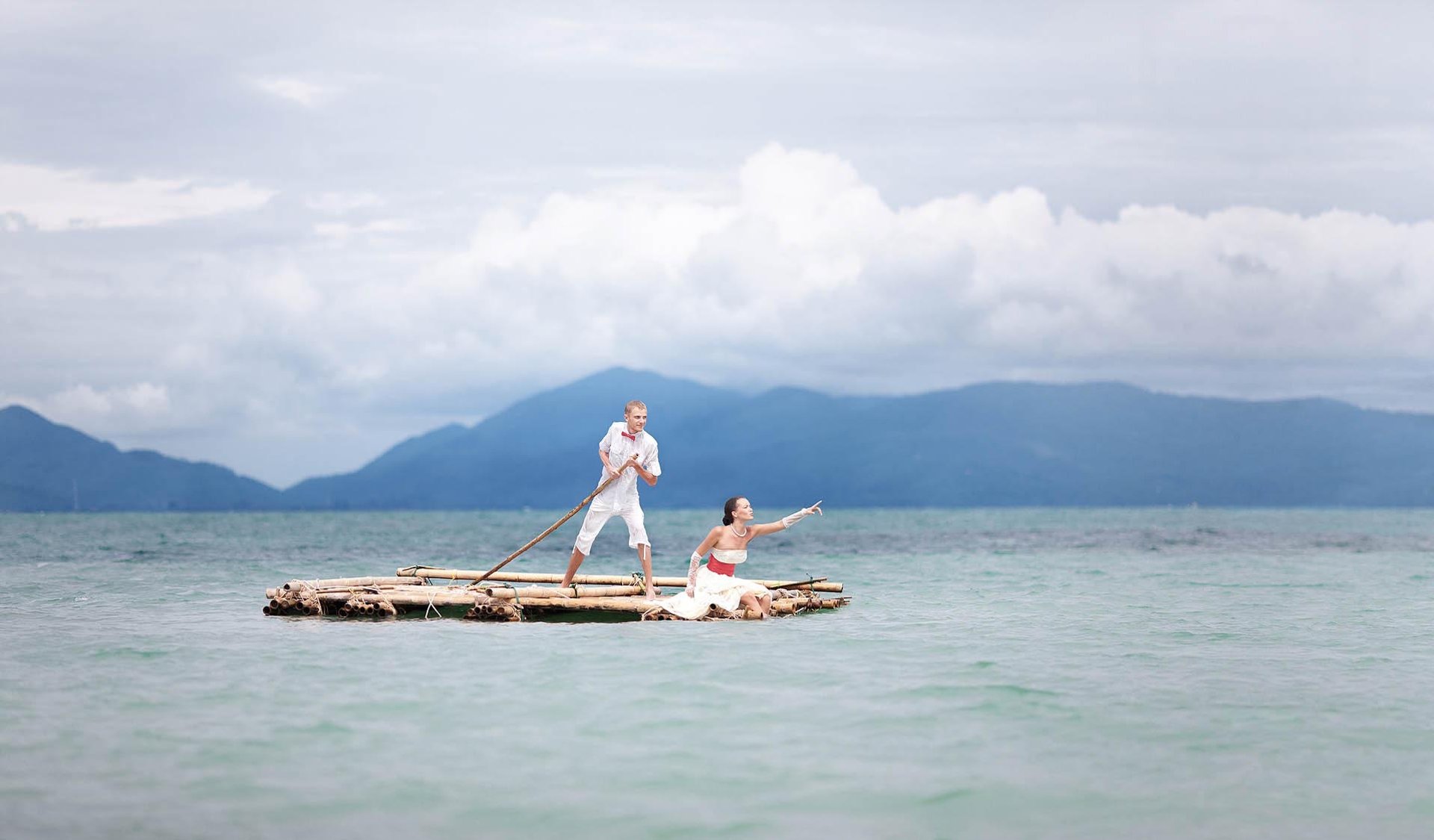Romantic couple on bamboo raft during Koh Samui photoshoot