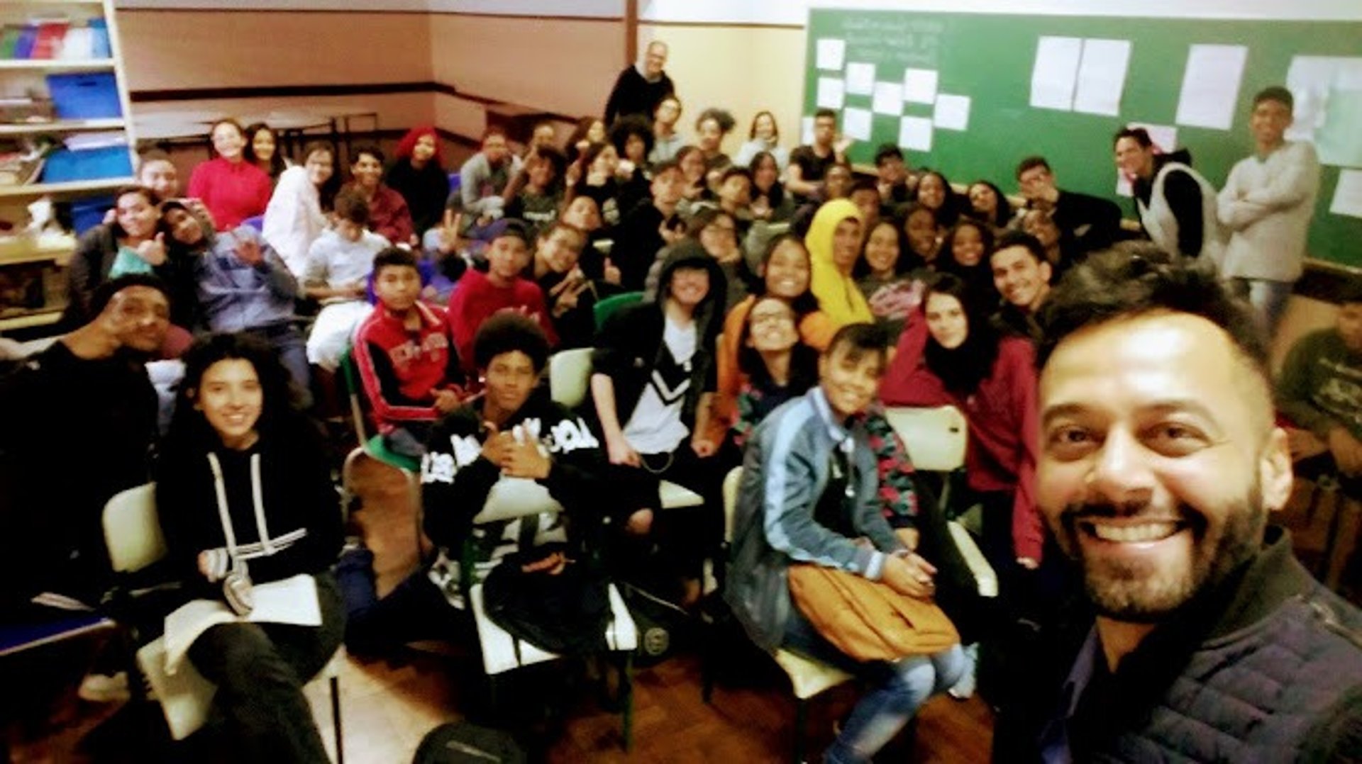 gray computer monitor