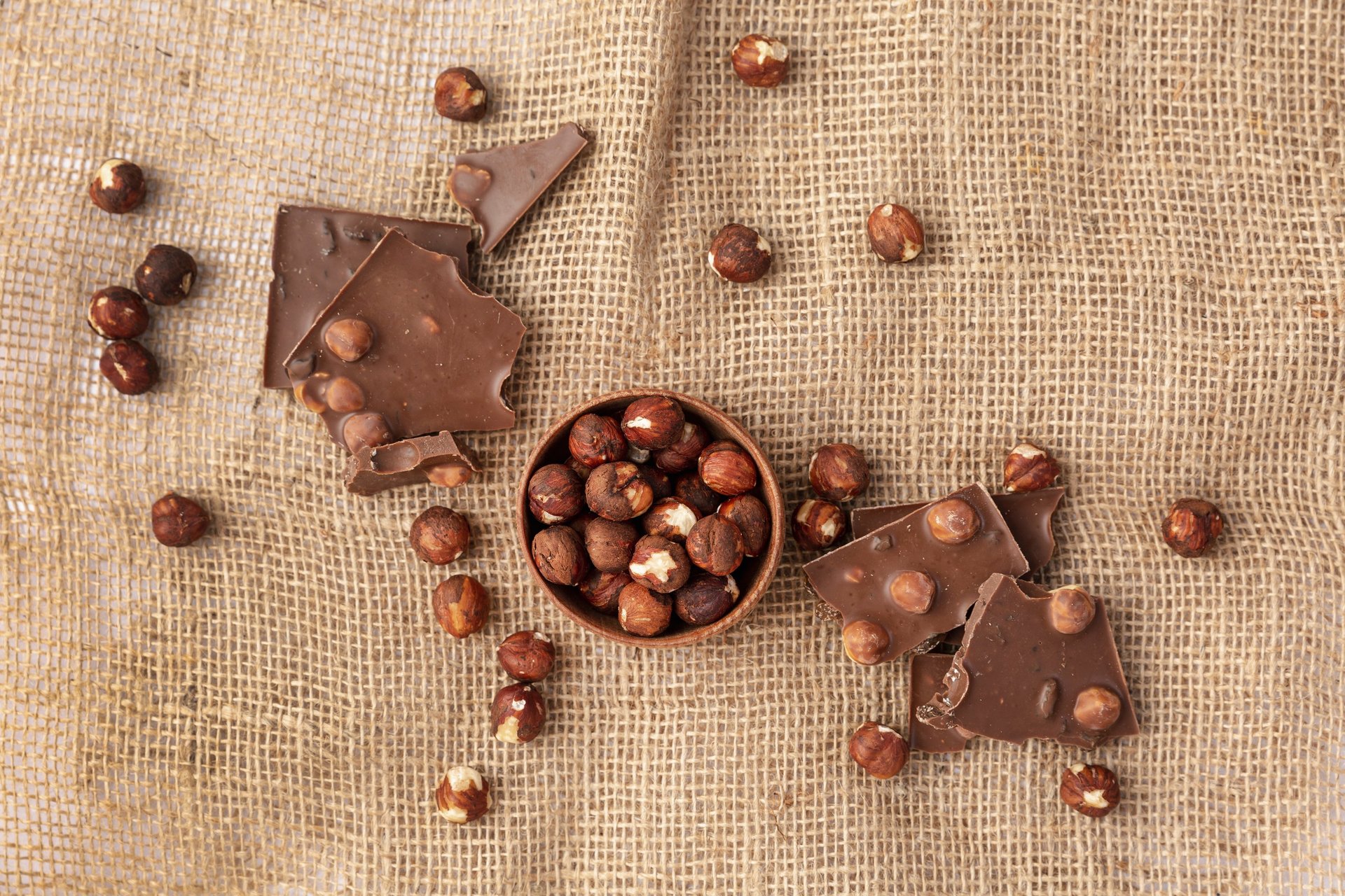 a pile of nuts that are brown in color
