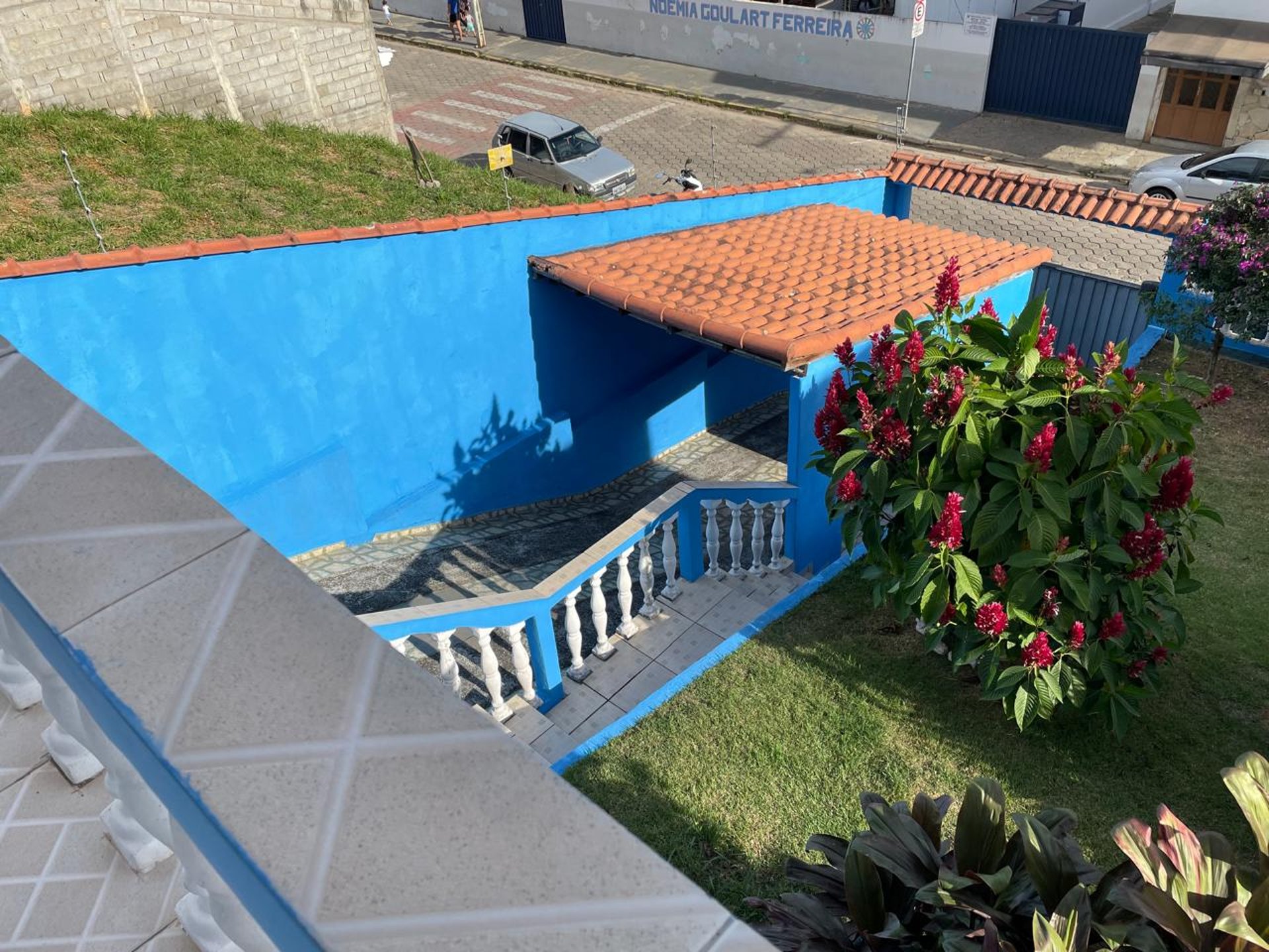 gray computer monitor