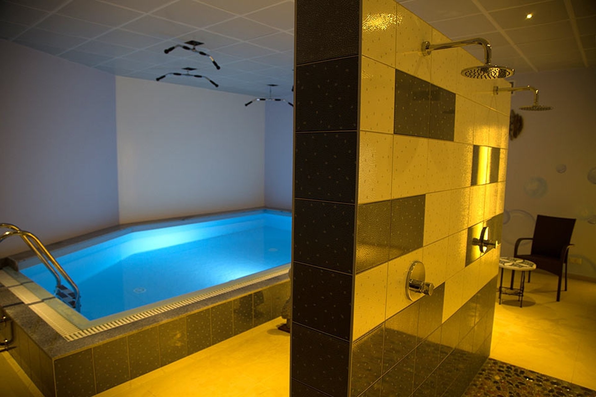 black and white bed linen