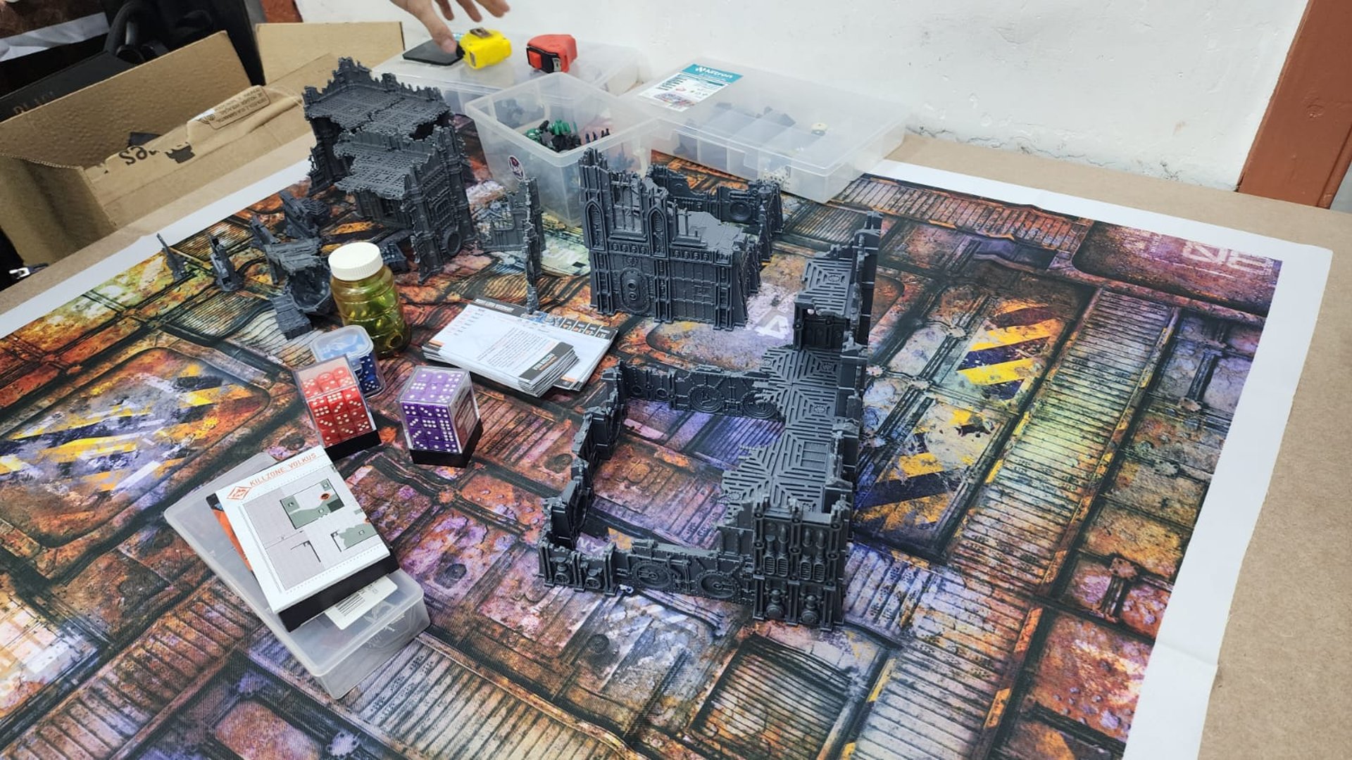 gray computer monitor