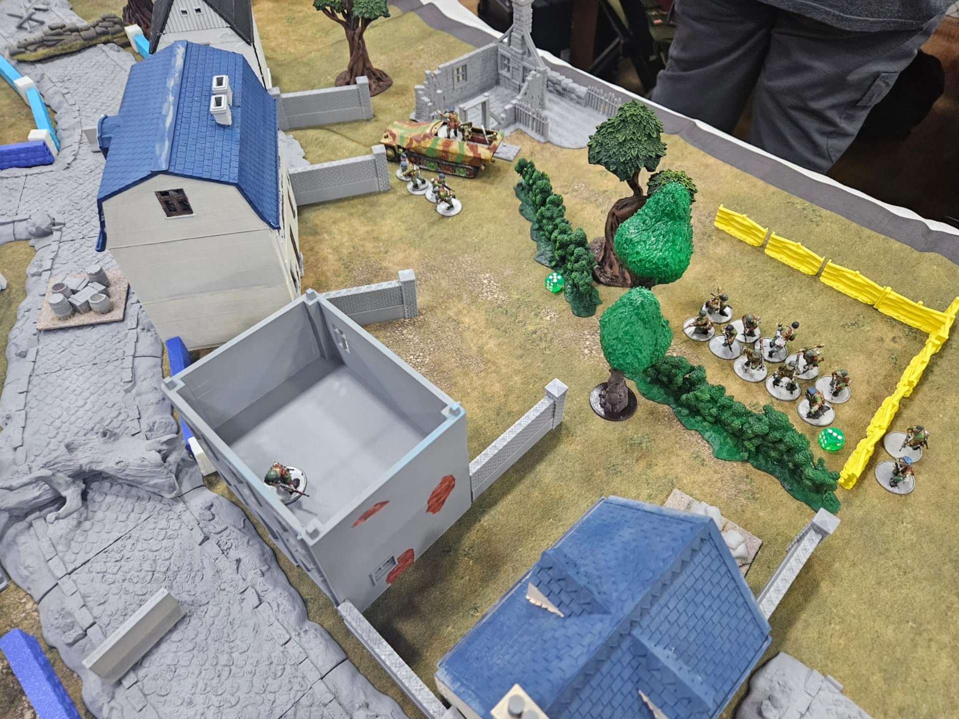 gray computer monitor