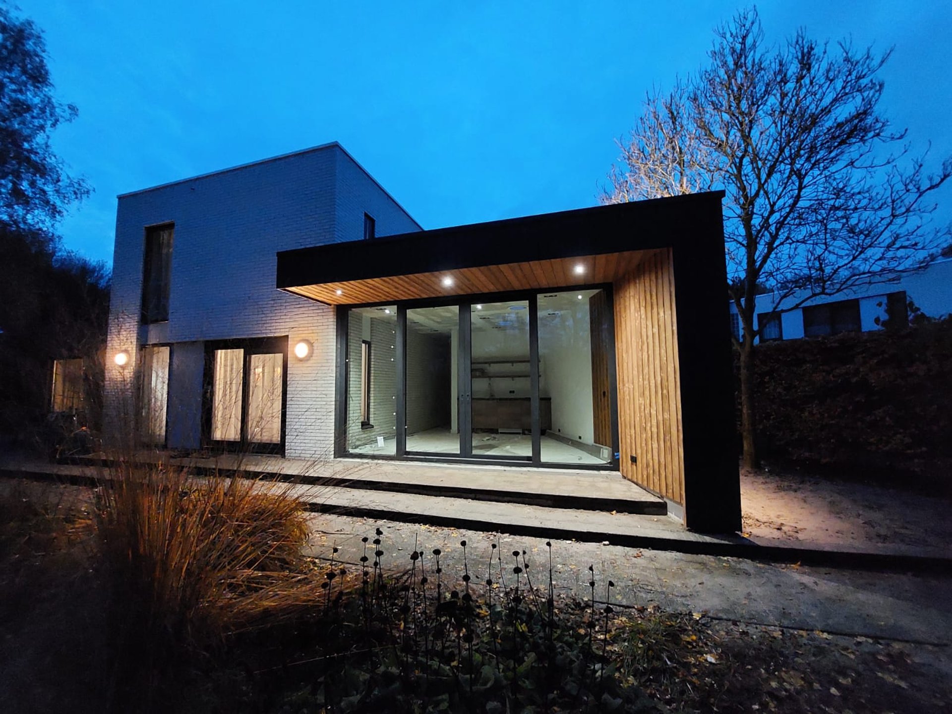 gray computer monitor