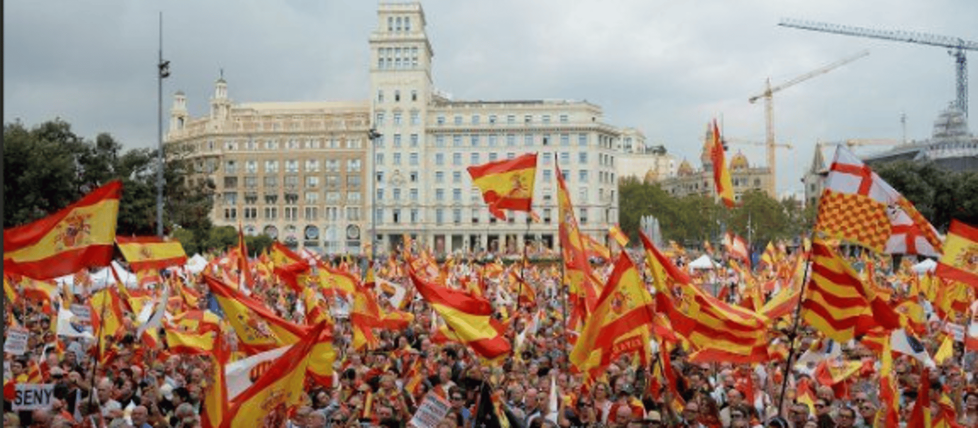 Spanish restaurant with a flag on its balcony.