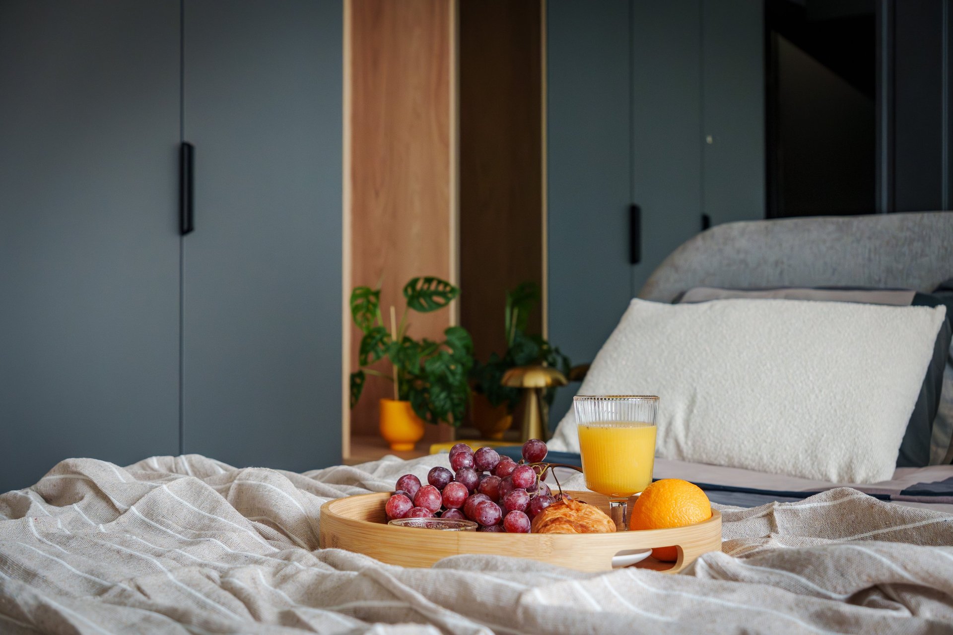 black and white bed linen