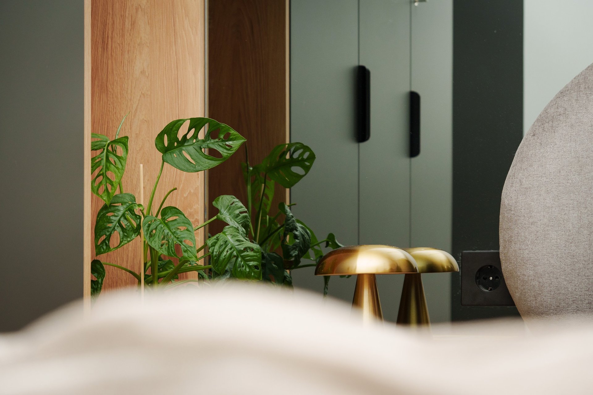 black and white bed linen