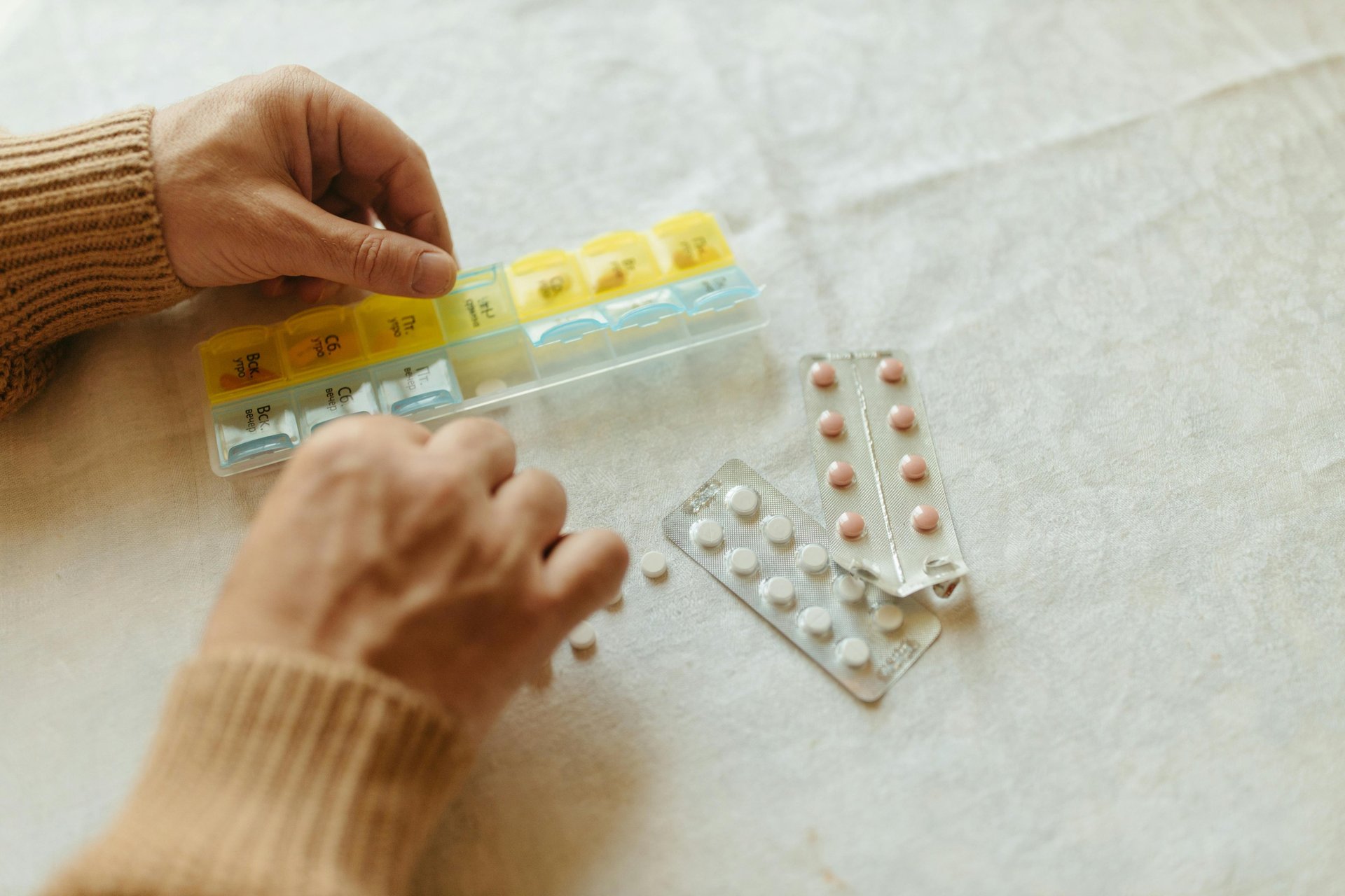 gray computer monitor